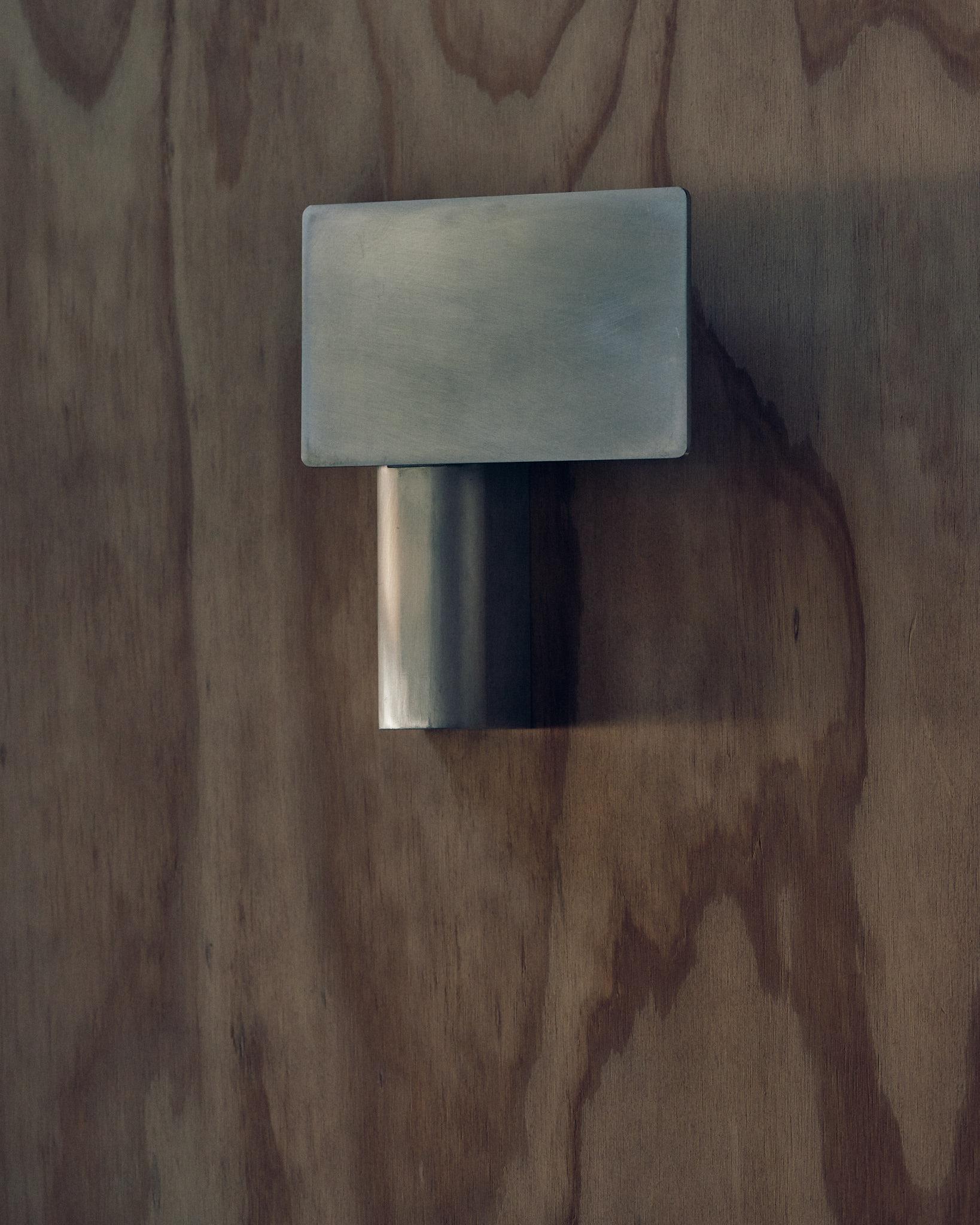 Escudo Contemporáneo Aplique de Aluminio Plateado Cepillado de Henry Wilson Otro en venta