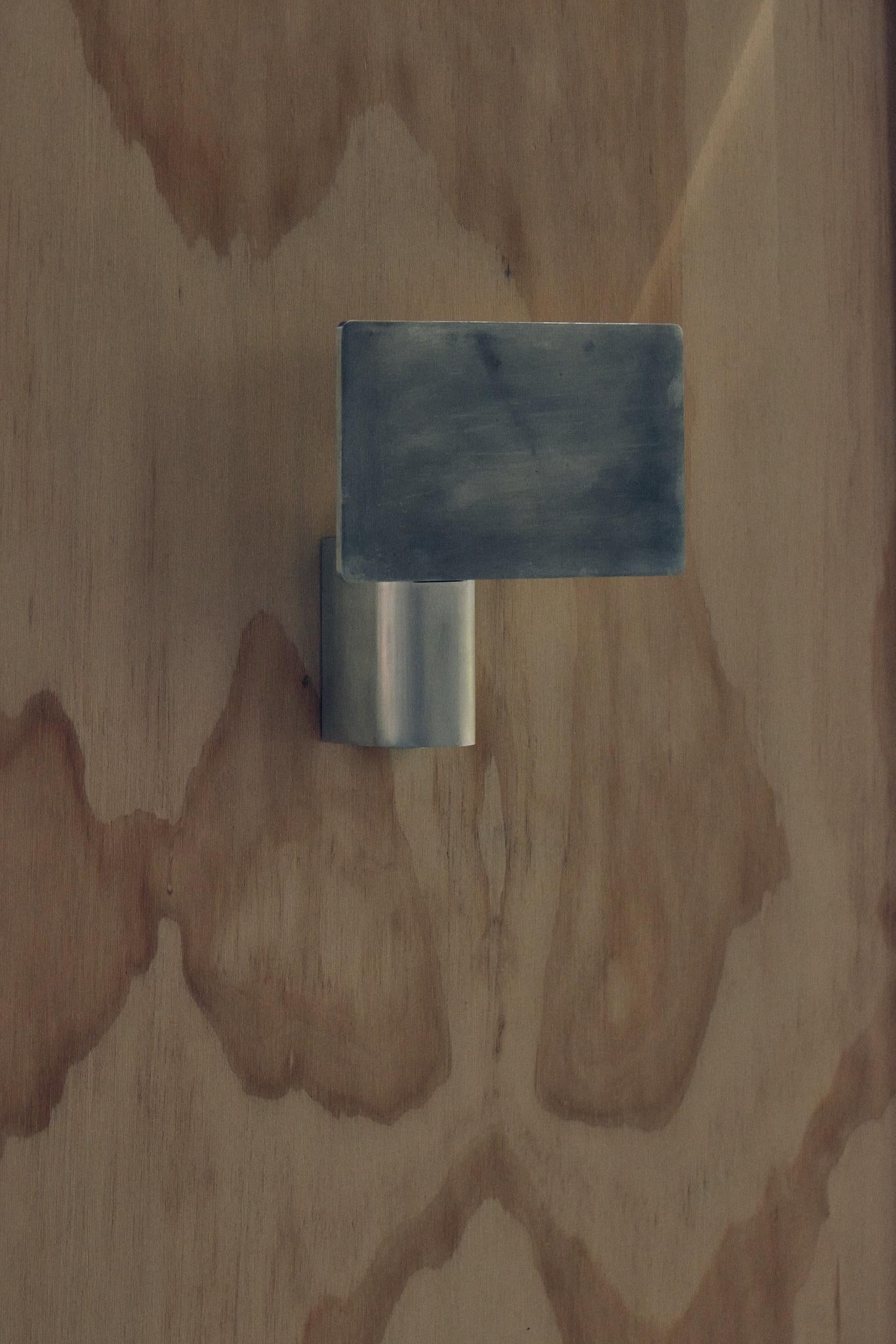 Escudo Contemporáneo Aplique de Aluminio Plateado Cepillado de Henry Wilson en Nuevo estado para la venta en Geneve, CH