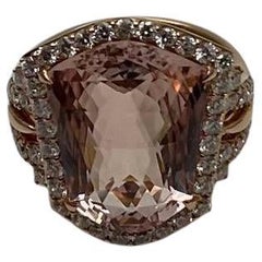 Schilfrohr in Kite-Form Pfirsichrosa Morganit Diamant Halo 18K Roségold Ausgefallener Ring