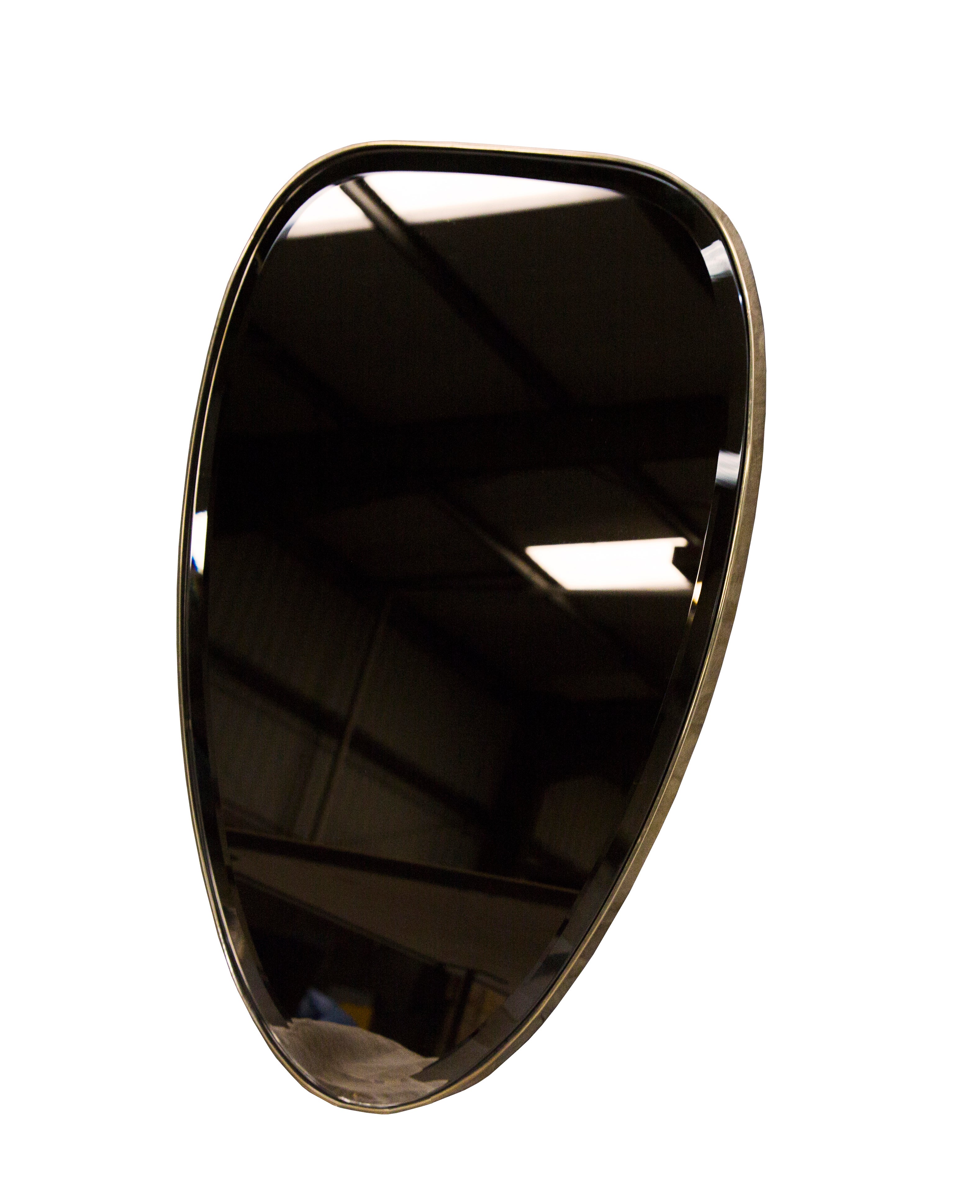 Miroir mural Shield - Laiton patiné - Handmade in Britain - Medium en vente