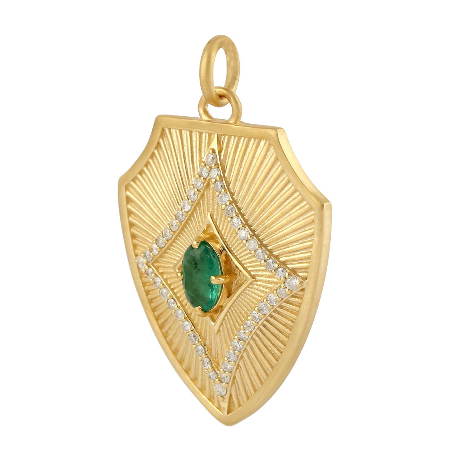 Artisan Pendentif bouclier avec émeraude centrale et diamants en or jaune 14 carats en vente