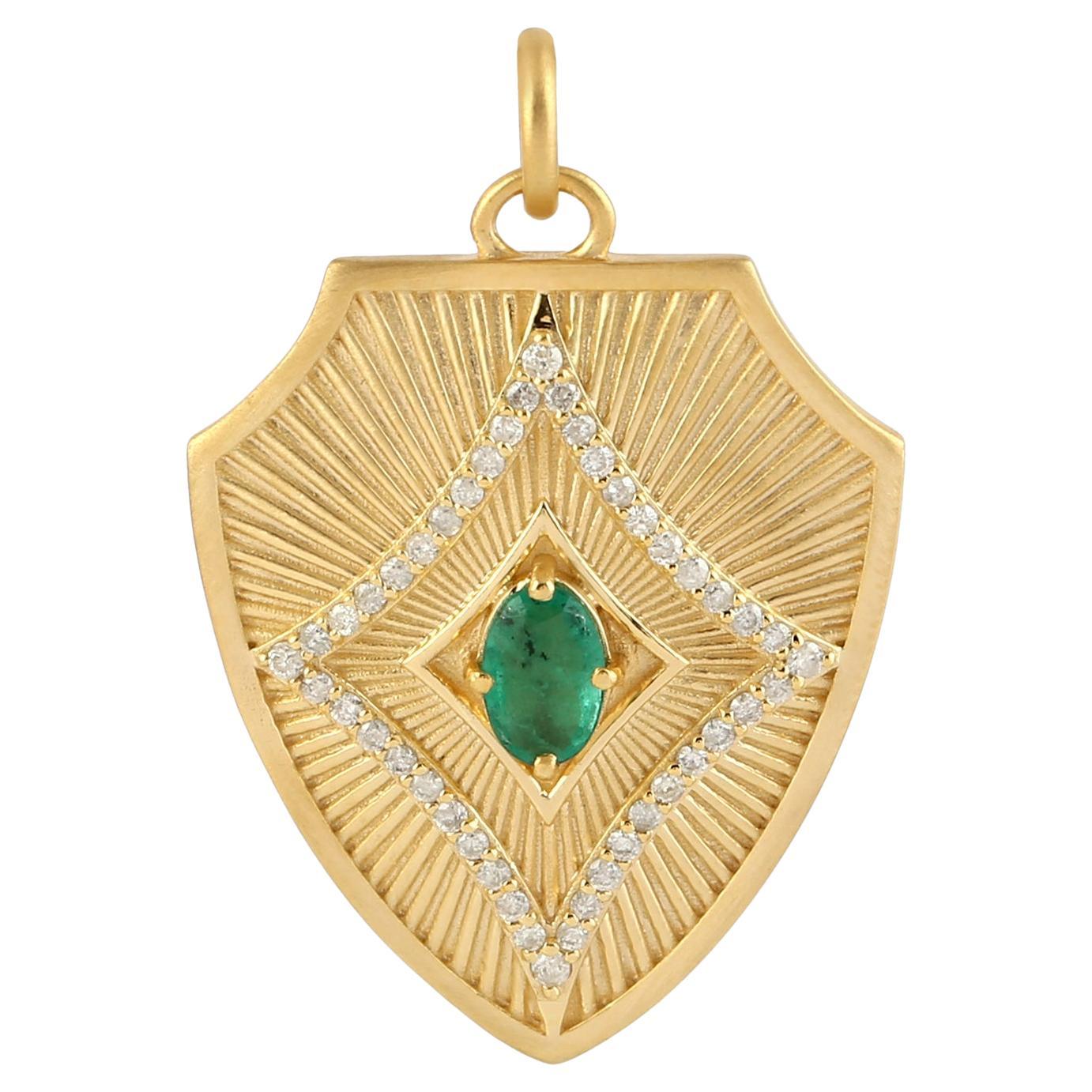 Pendentif bouclier avec émeraude centrale et diamants en or jaune 14 carats