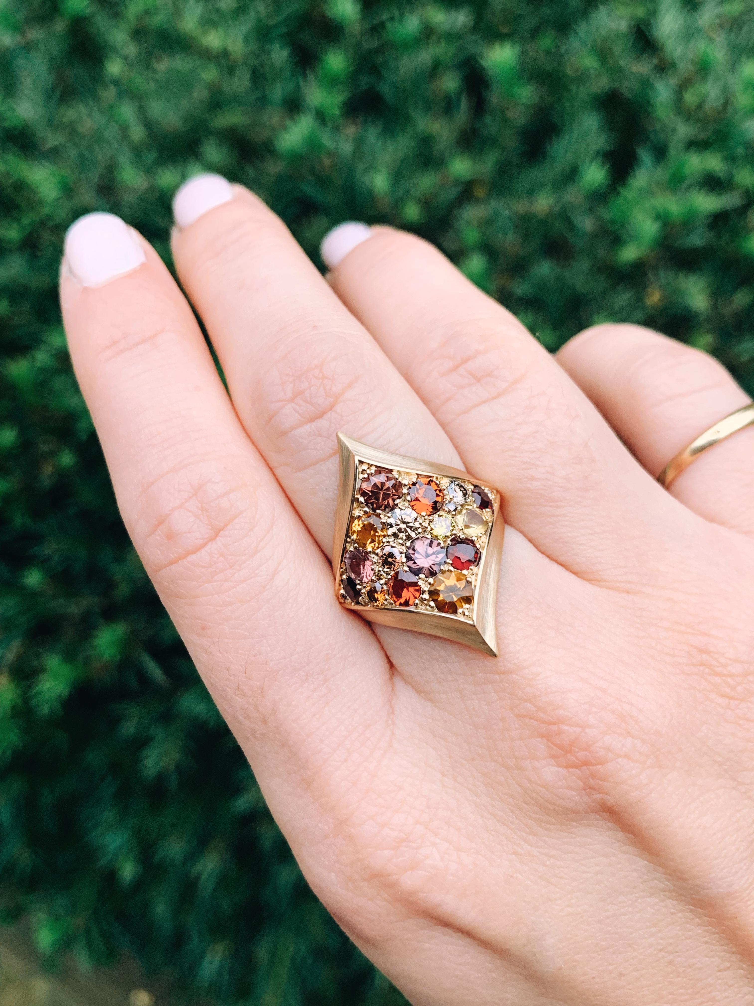 This ring aims to embody its wearer, and inspire a feeling of empowerment thanks to its shield shape. It invites you to strongly defend your beliefs and your values.

Made of 18k recycled gold, ethically mined zircons, garnets, citrins and cognac