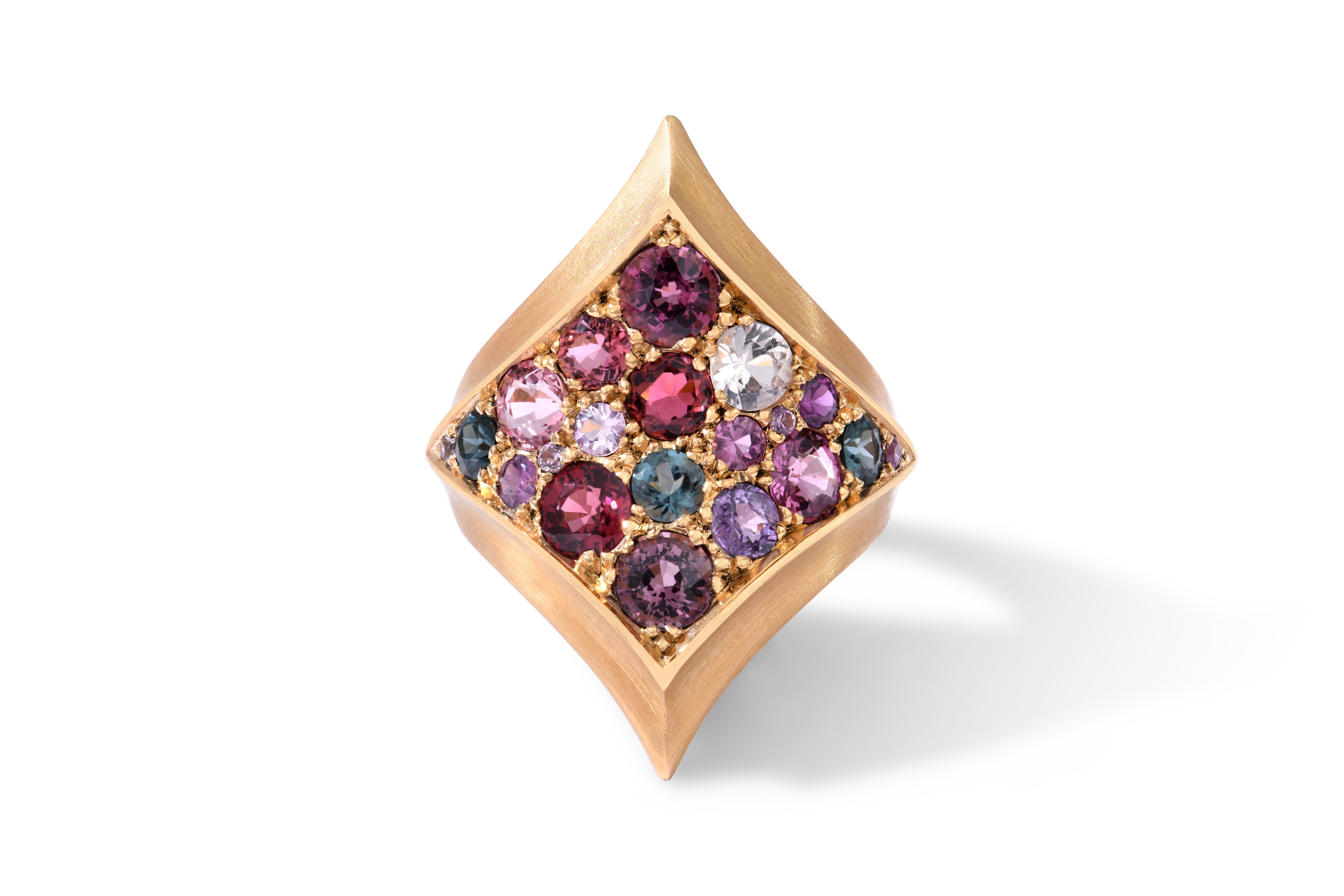 This ring aims to embody its wearer, and inspire a feeling of empowerment thanks to its shield shape. It invites you to strongly defend your beliefs and your values.

Made of 18k recycled gold, spinels, tourmalines, garnets, and sapphires.

Size 52.
