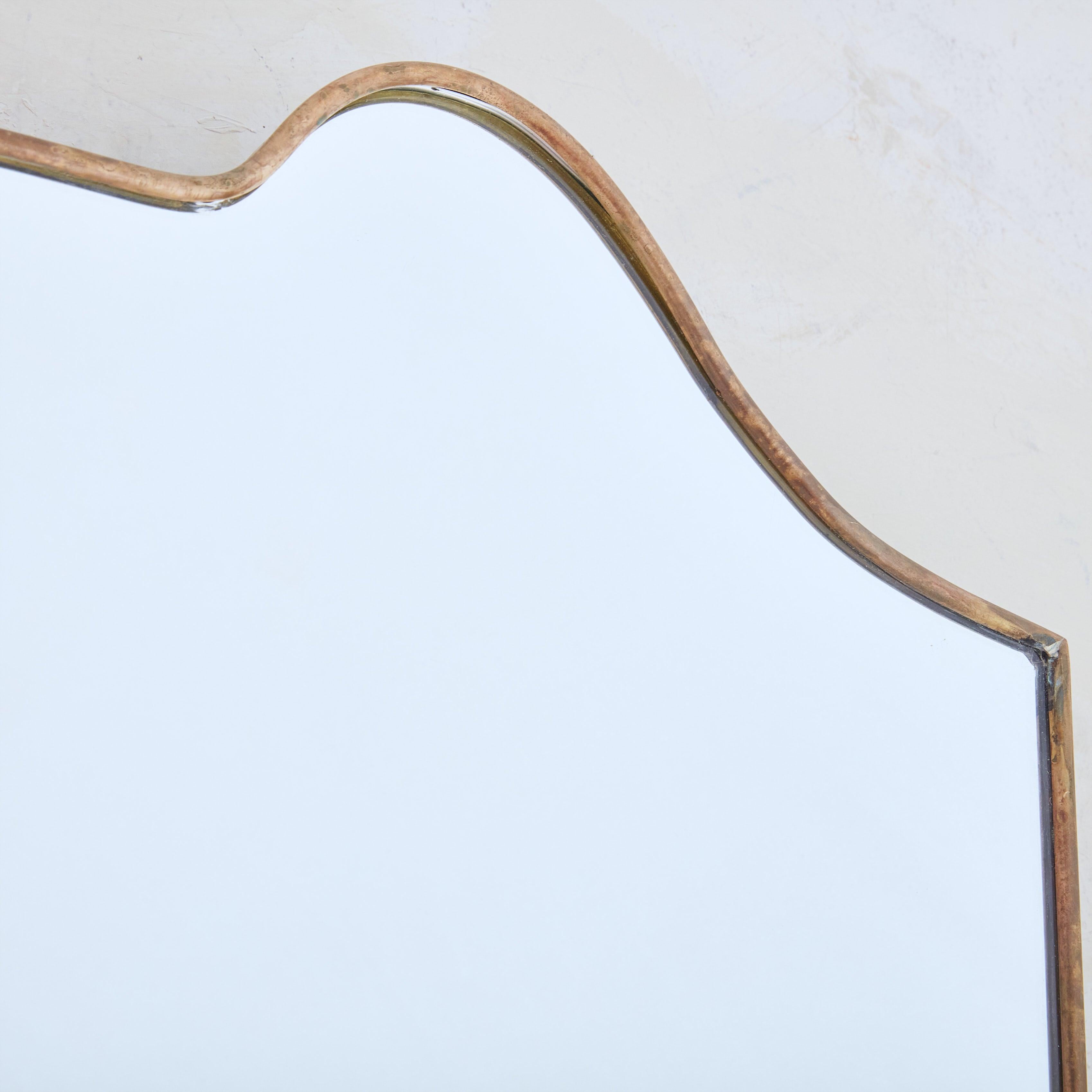 Specchio da parete con cornice in ottone a forma di scudo n. 05, Italia, anni '70 in vendita 3