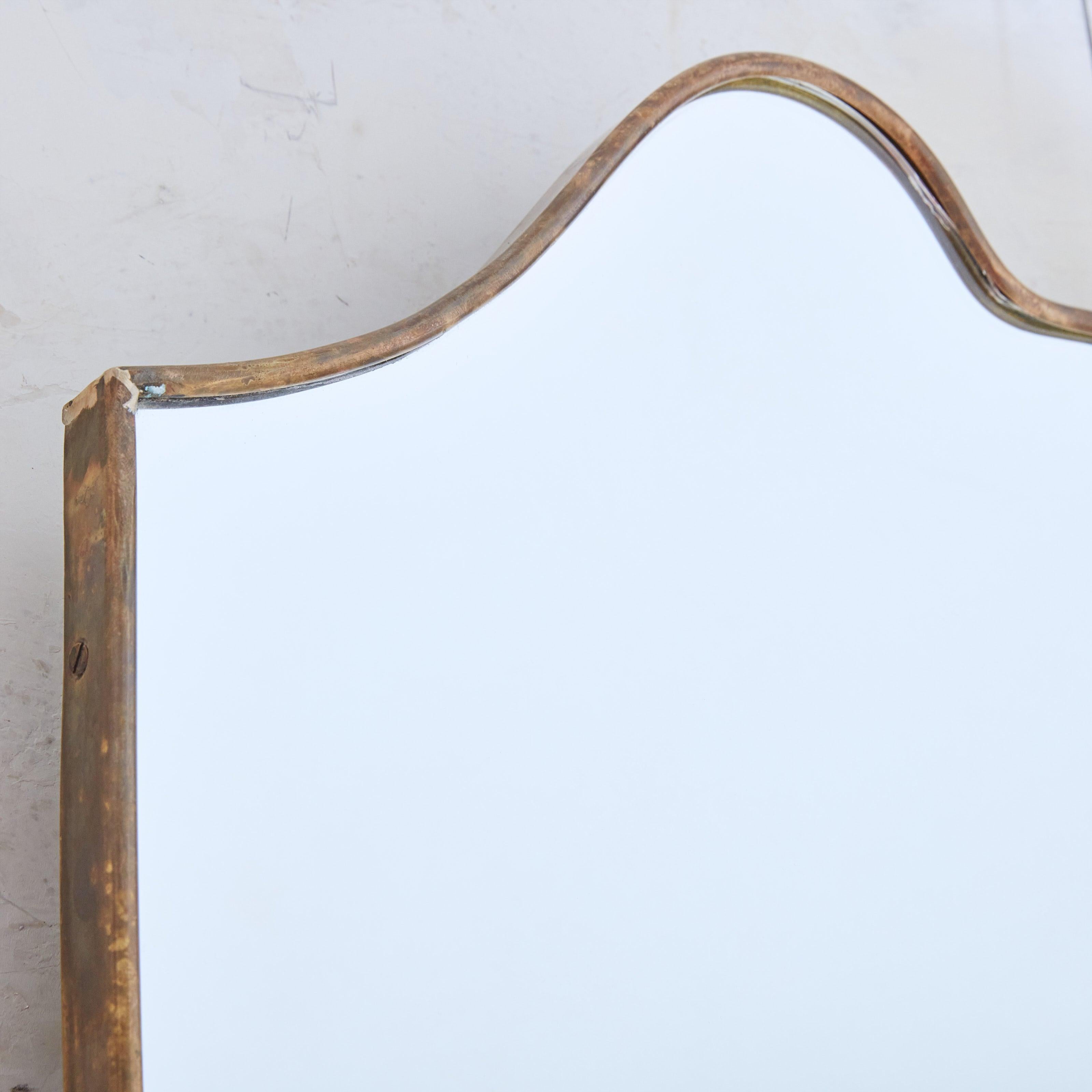 Specchio da parete con cornice in ottone a forma di scudo n. 05, Italia, anni '70 in vendita 4