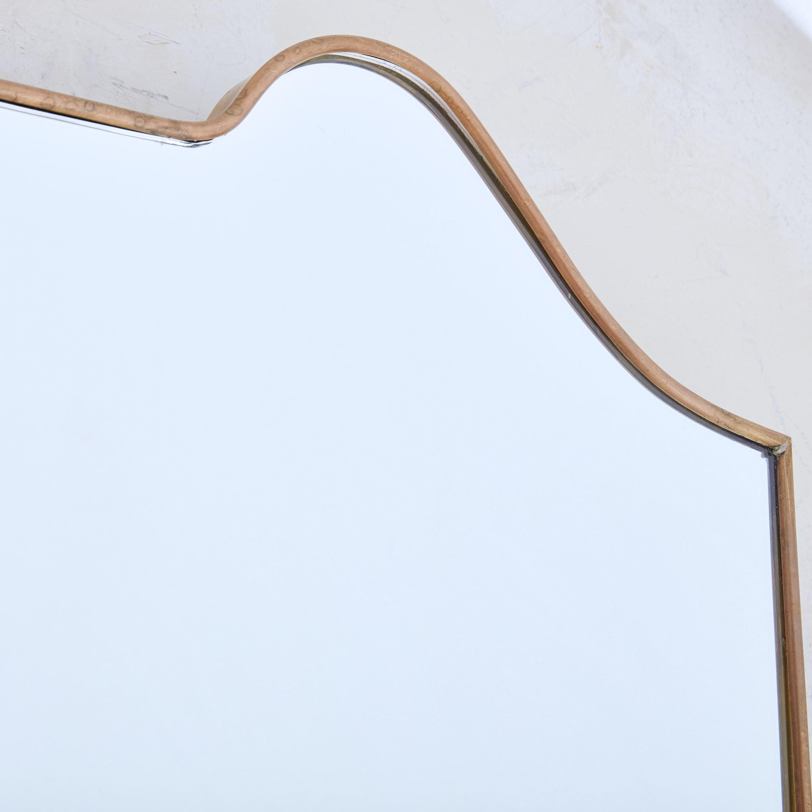 Mid-Century moderno Specchio da parete con cornice in ottone a forma di scudo n. 05, Italia, anni '70 in vendita