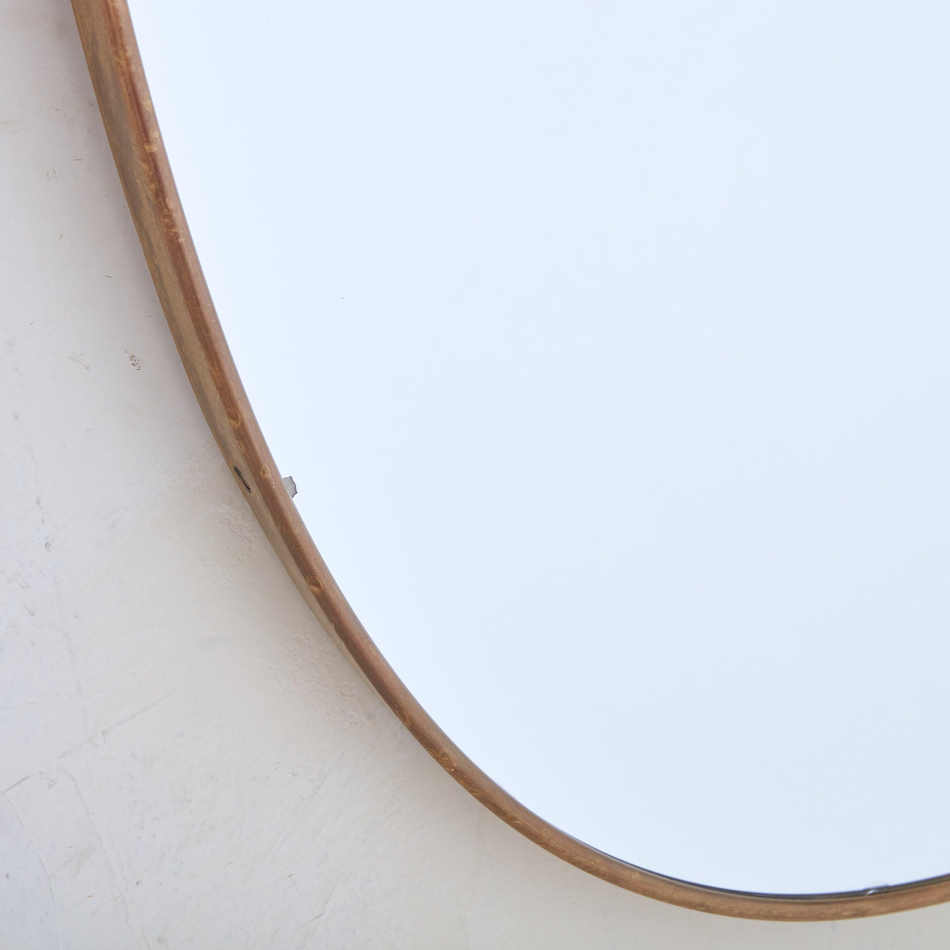 Italiano Specchio da parete con cornice in ottone a forma di scudo n. 05, Italia, anni '70 in vendita