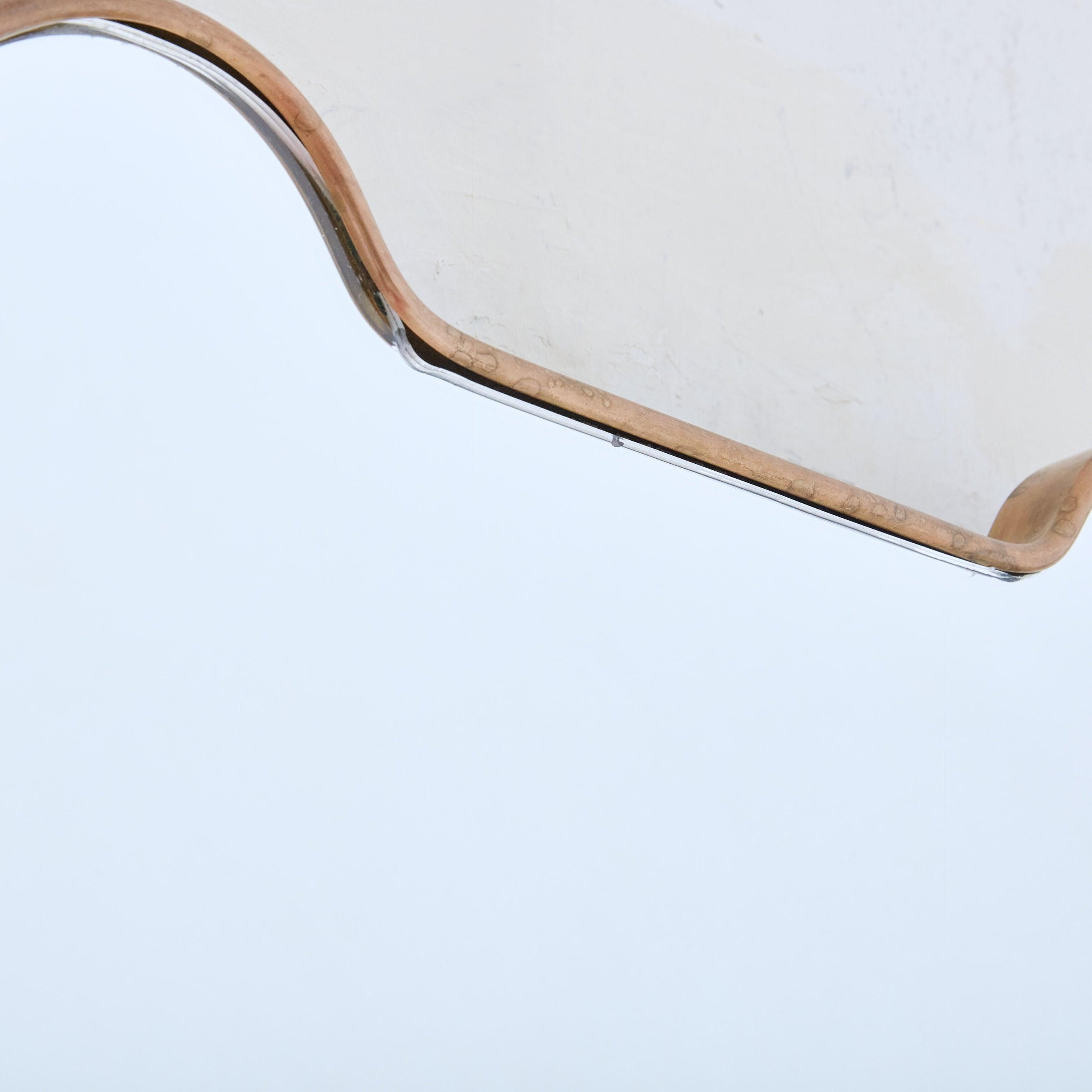 Fine XX secolo Specchio da parete con cornice in ottone a forma di scudo n. 05, Italia, anni '70 in vendita