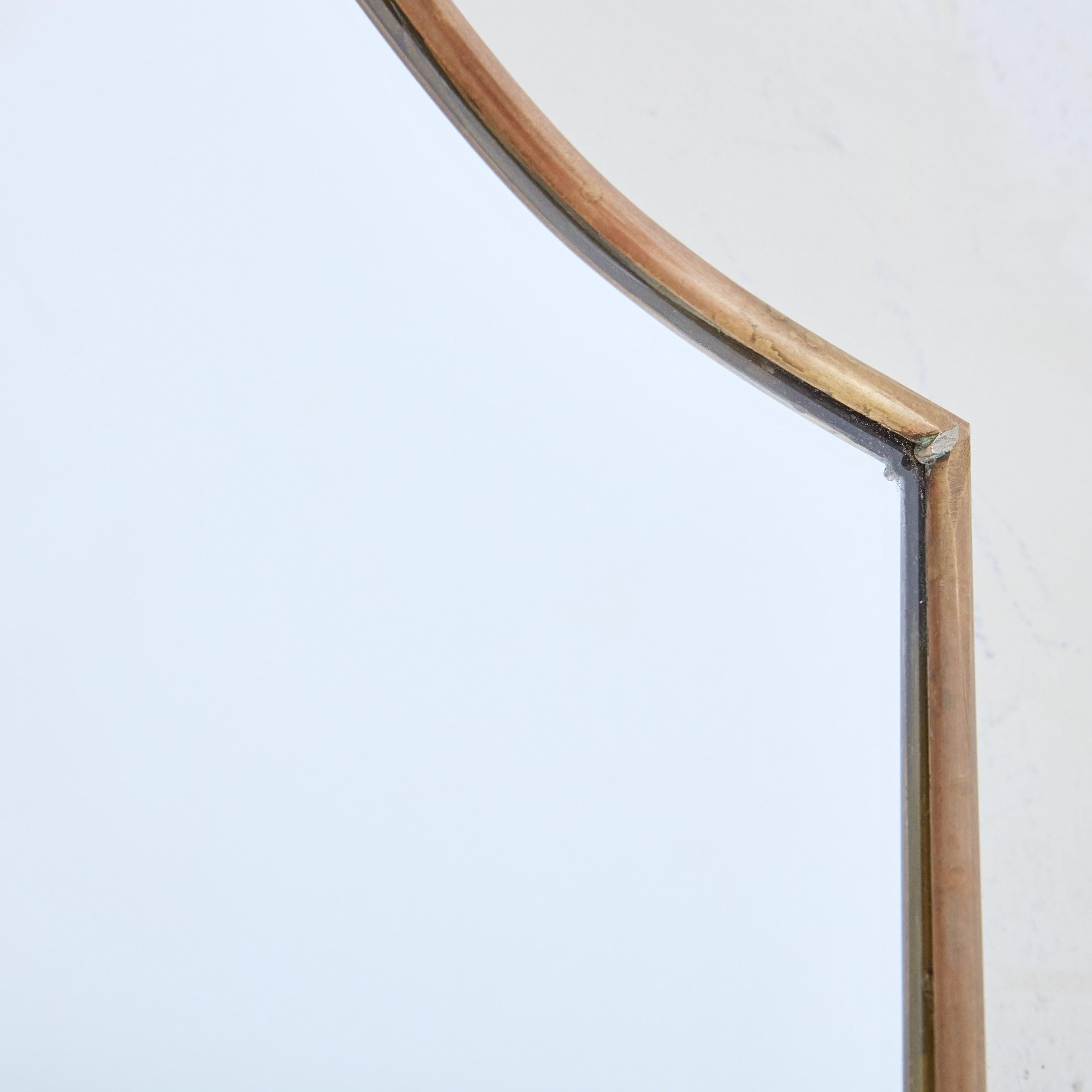 Ottone Specchio da parete con cornice in ottone a forma di scudo n. 05, Italia, anni '70 in vendita