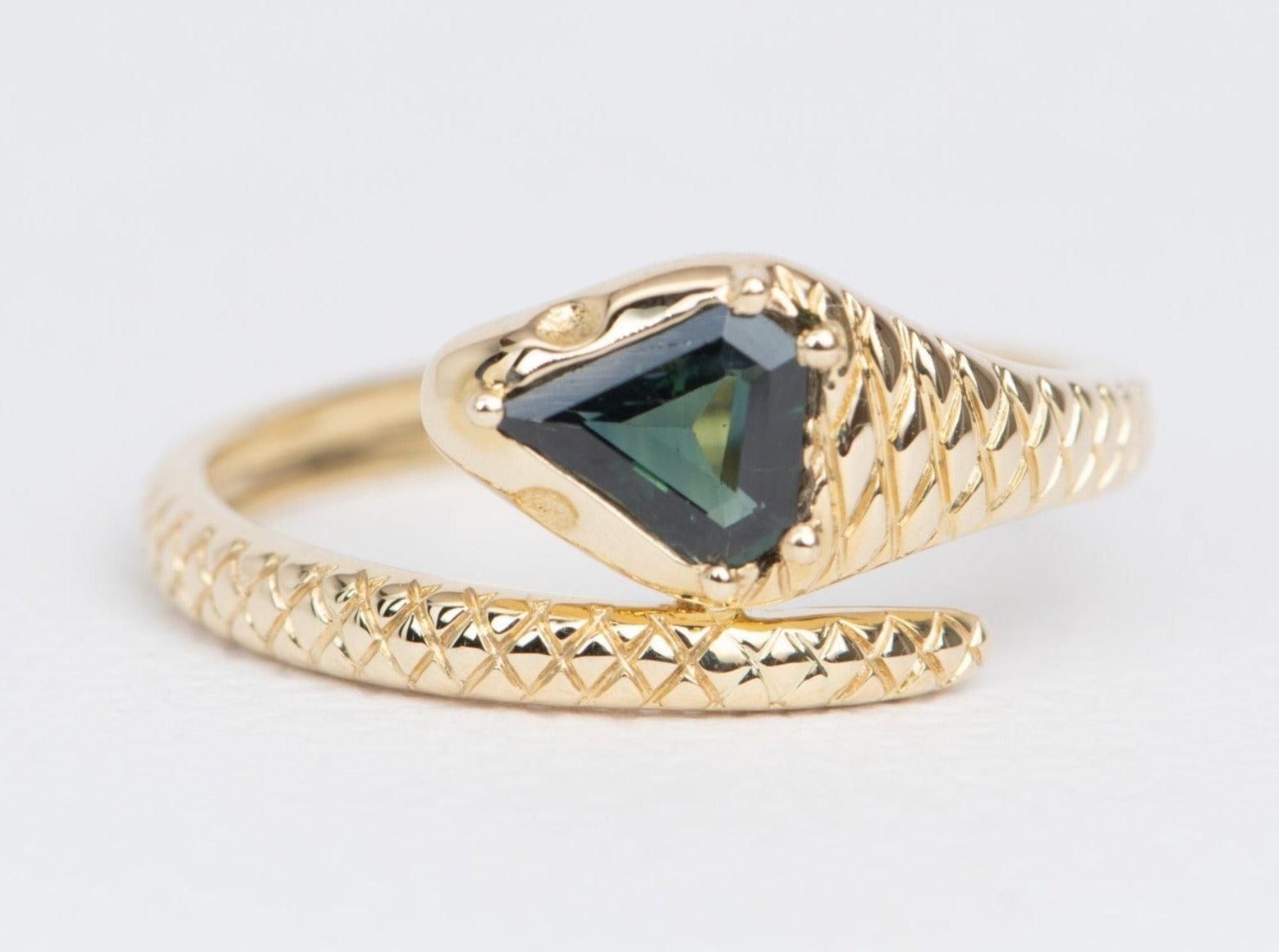 ♥ Solid 14k yellow gold serpent coil textured ring set with a beautiful kite-shaped teal sapphire
♥ Gorgeous blue green color!
♥ The item measures 9.1 mm in length, 11.7 mm in width, and stands 3.1 mm from the finger

 

♥ US Size 7 (Free resizing
