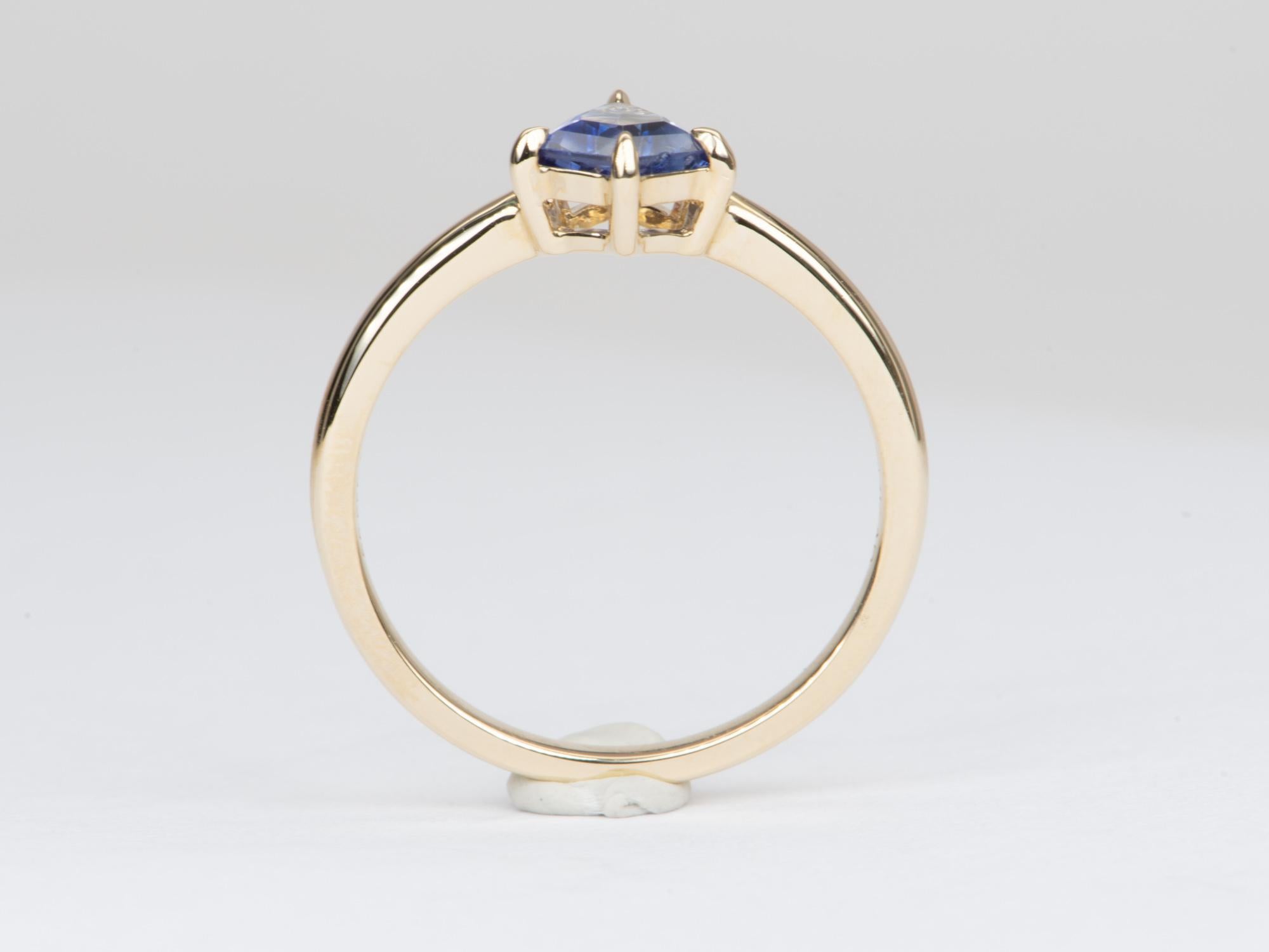 Bague unique en forme de bouclier en or 14 carats et saphir bicolore R6558 Neuf - En vente à Osprey, FL