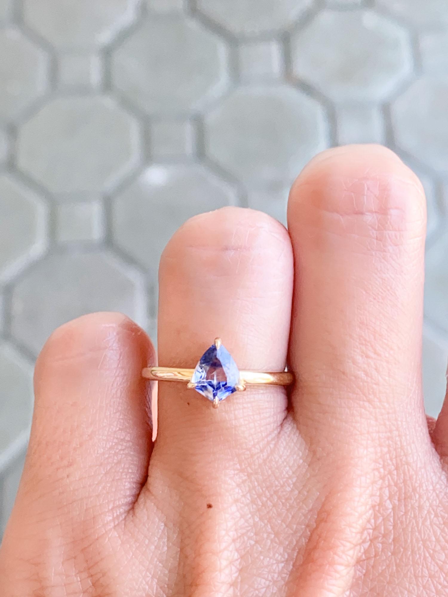Bague unique en forme de bouclier en or 14 carats et saphir bicolore R6558 en vente 1