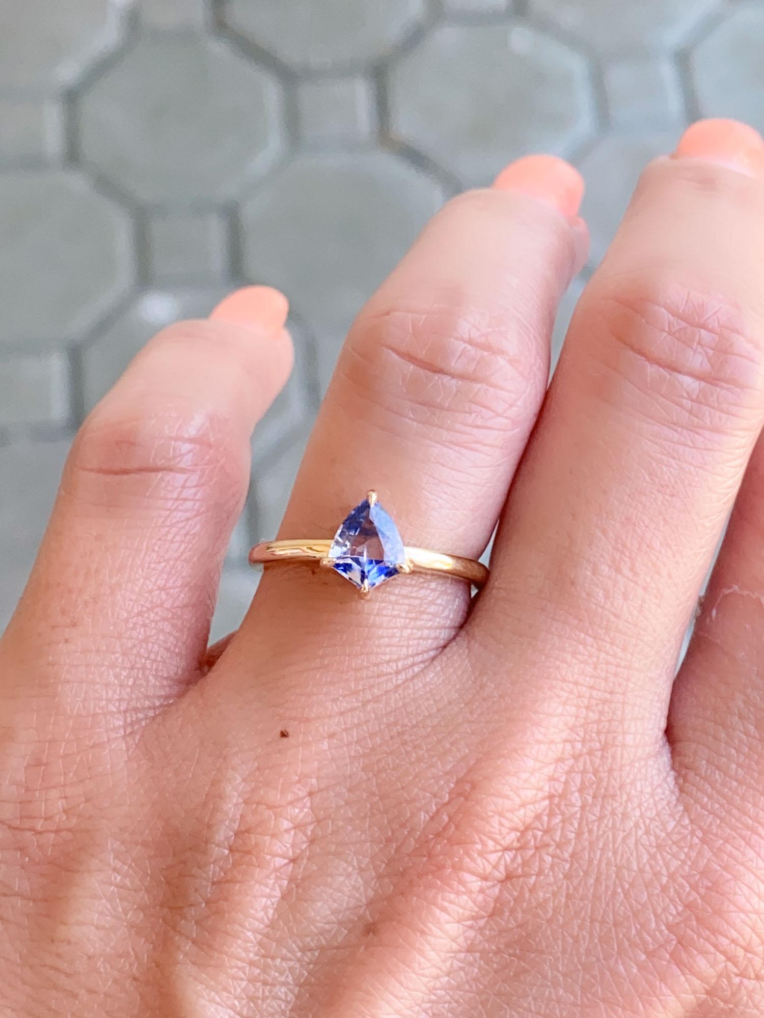 Bague unique en forme de bouclier en or 14 carats et saphir bicolore R6558 en vente 2