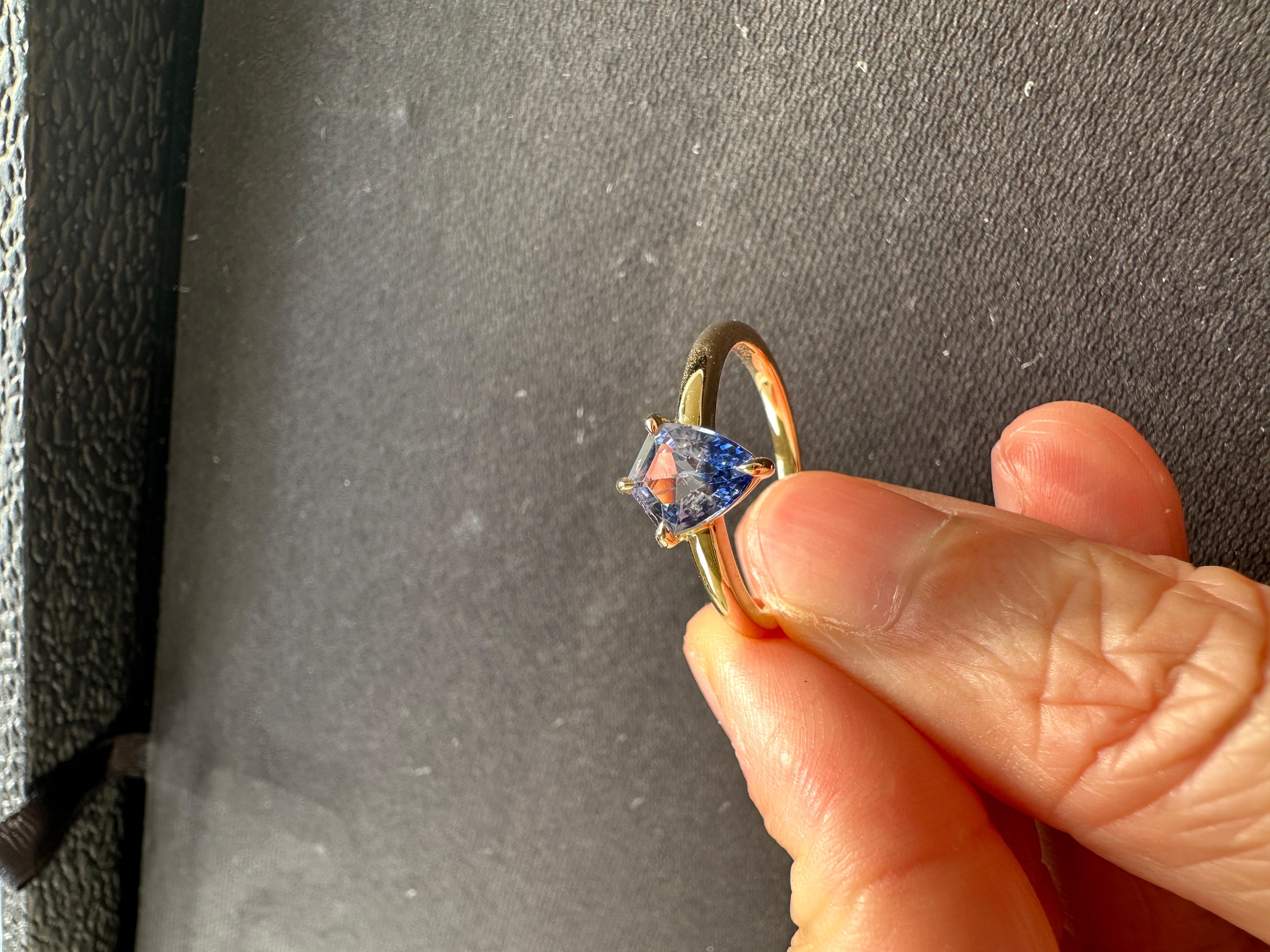 Bague unique en forme de bouclier en or 14 carats et saphir bicolore R6558 en vente 4