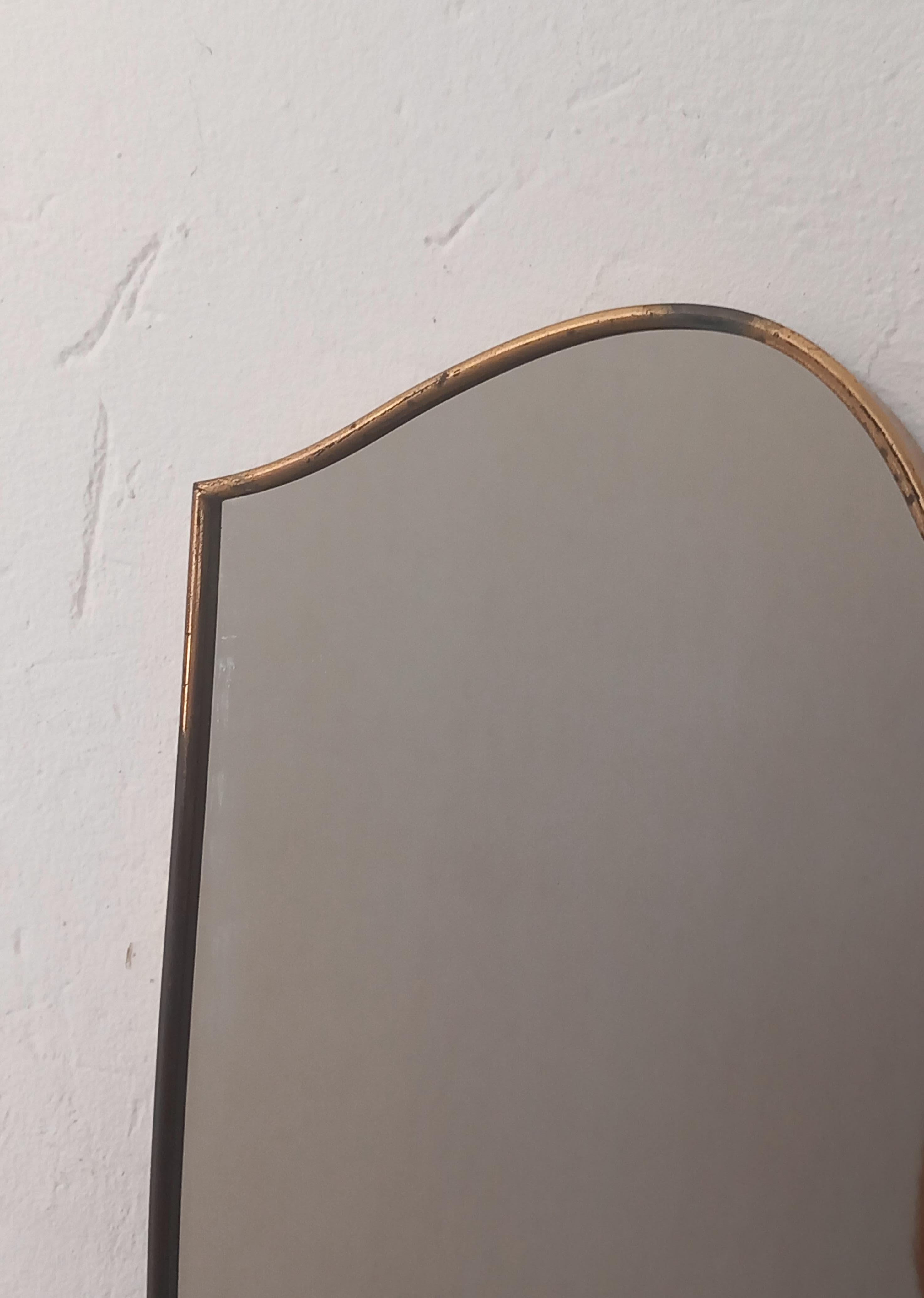 Shield-Shaped Mirror with Brass Frame, 50s im Zustand „Gut“ im Angebot in Medesano, Parma