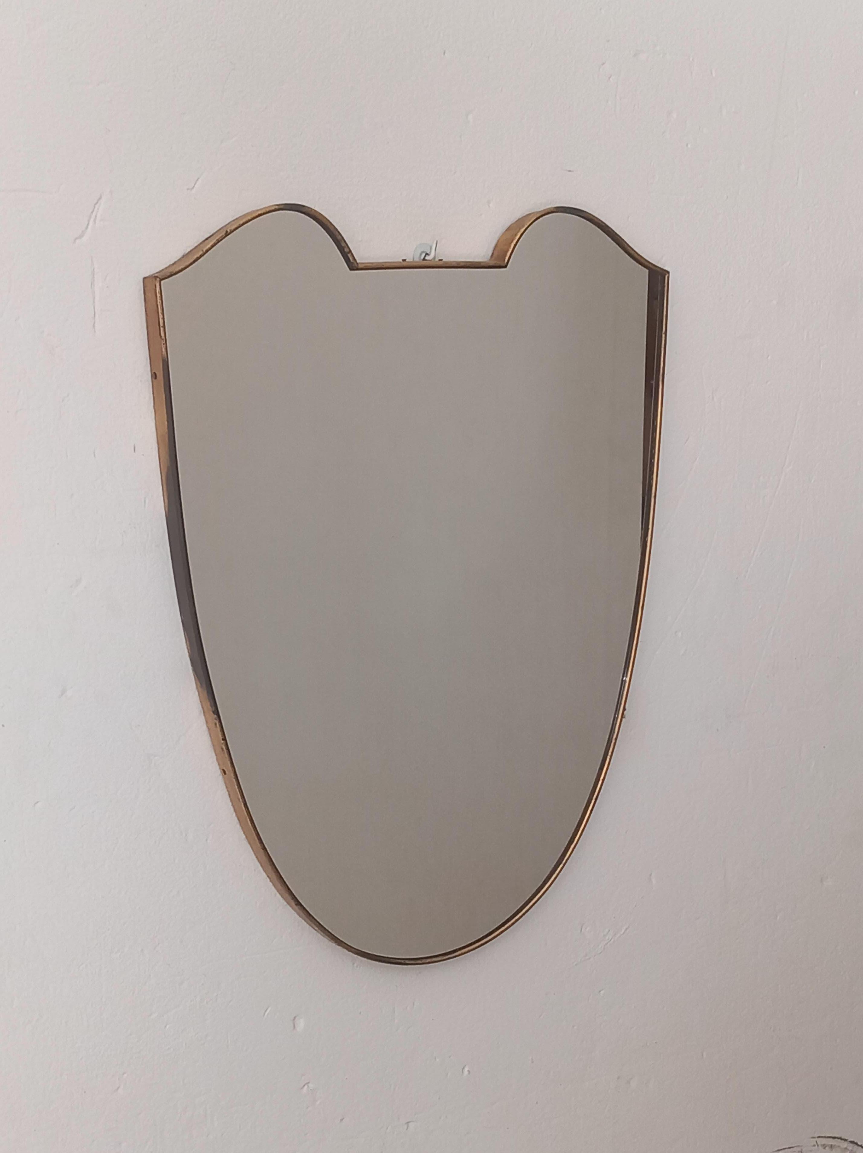 Shield-Shaped Mirror with Brass Frame, 50s (Mid-20th Century) im Angebot
