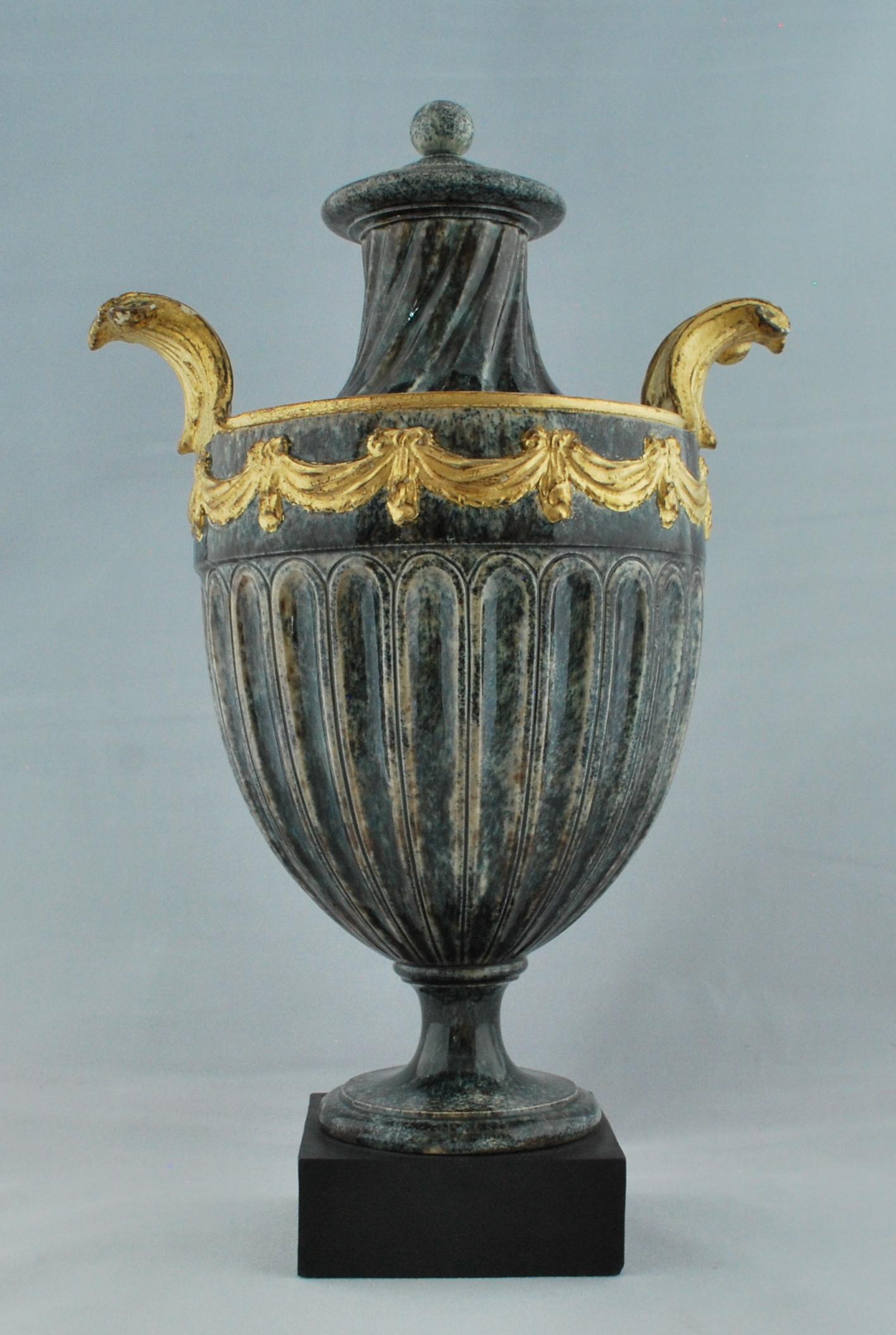 Vase in Form eines Schildes, Wedgwood, um 1773 (Neoklassisch) im Angebot