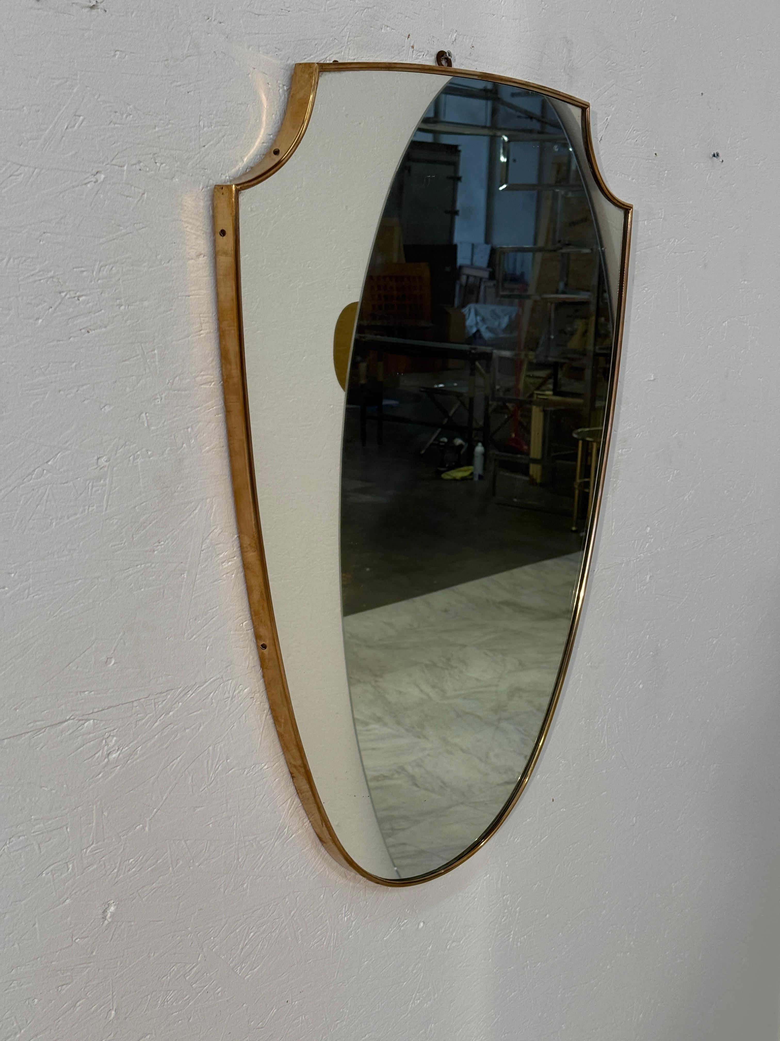 Italiano Shield-Shaped Wall Mirror with Brass Frame, Italy 1950s in vendita