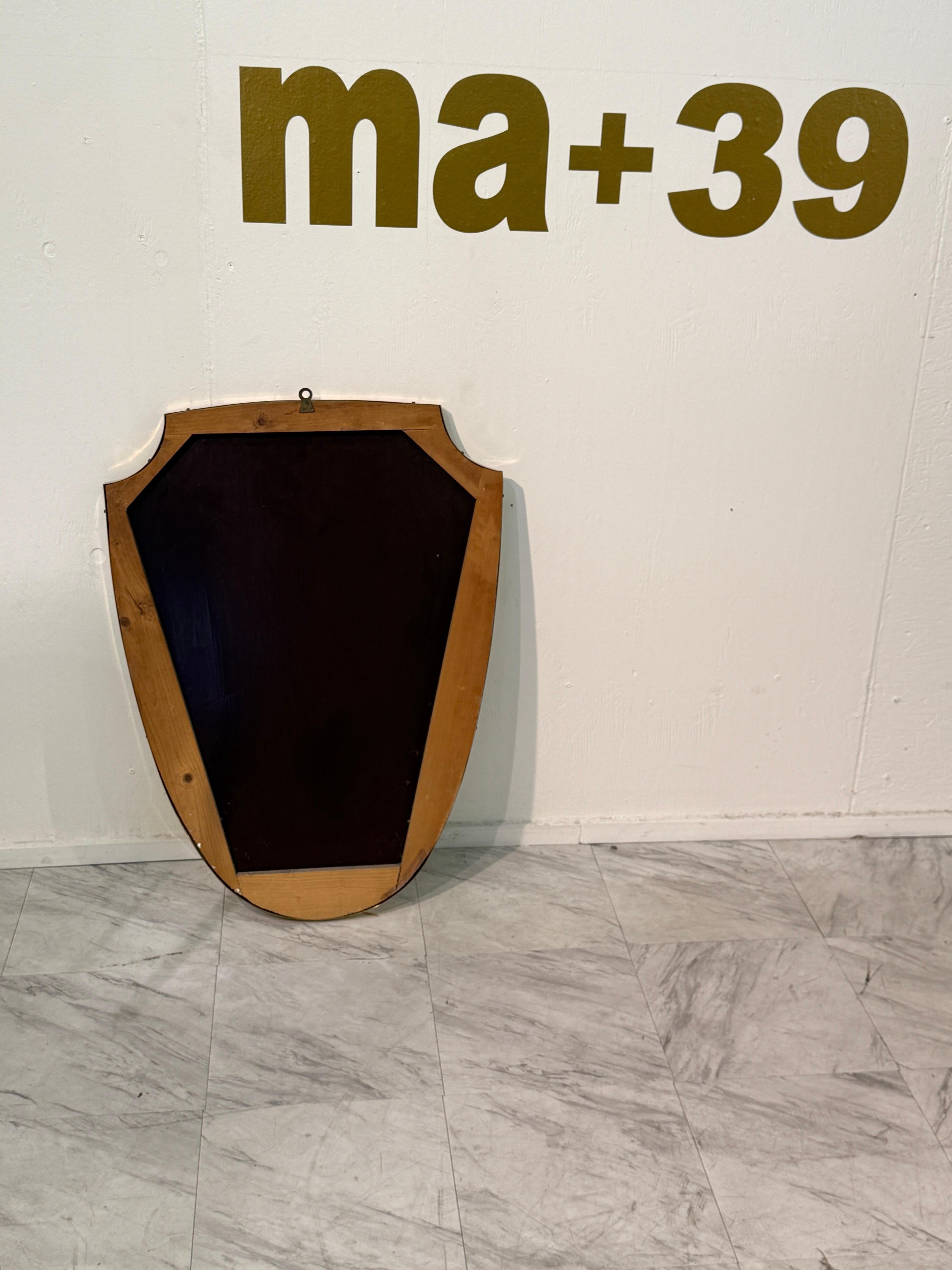 Shield-Shaped Wall Mirror with Brass Frame, Italy 1950s In condizioni buone in vendita a Los Angeles, CA