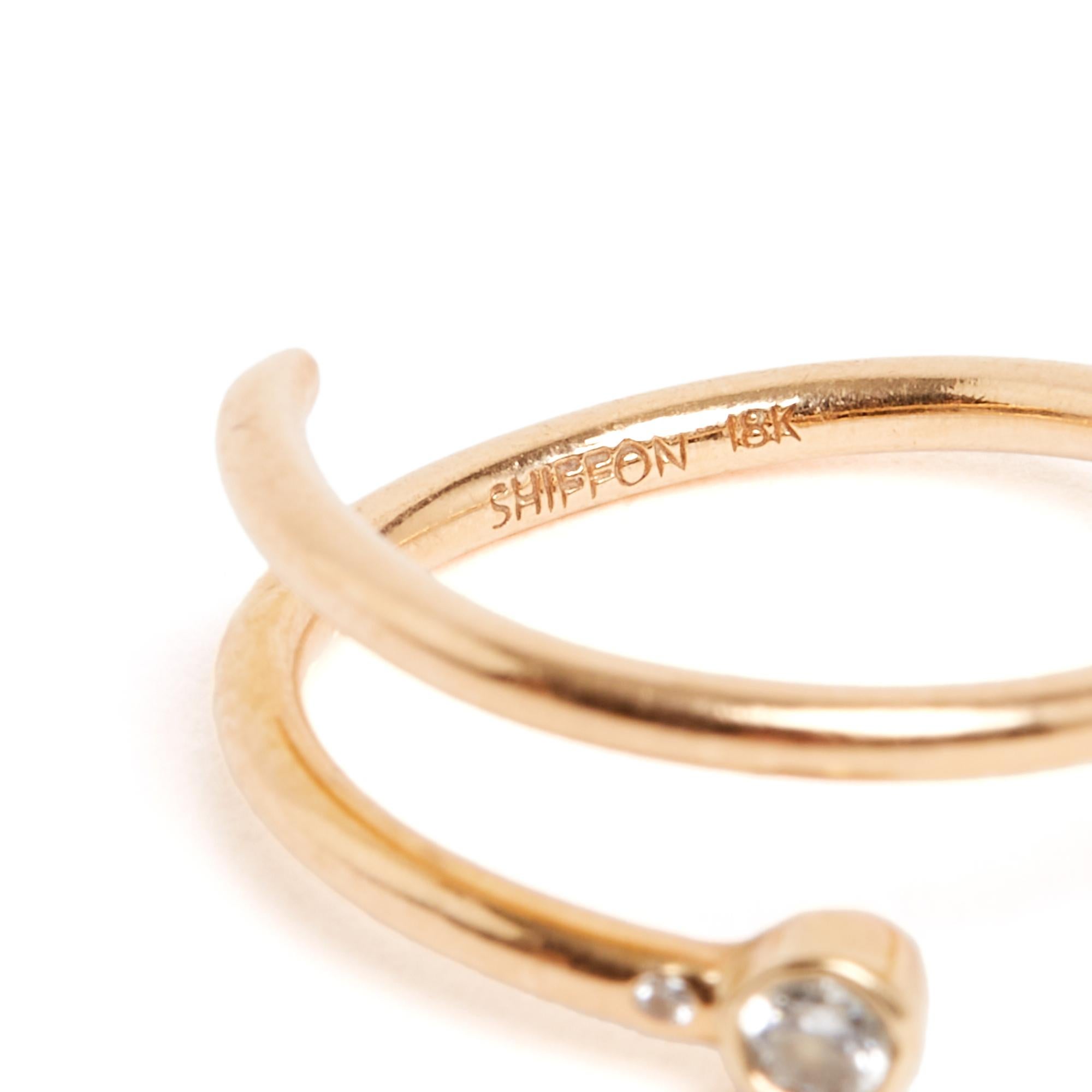 Anello Shiffon modello Duet Pinky Ring in oro giallo 18 carati e diamanti (2) di cui 1 taglio brillante. La misura dell'anello è regolabile ed è in ottime condizioni, adorabile da solo o in duo, trio, ...