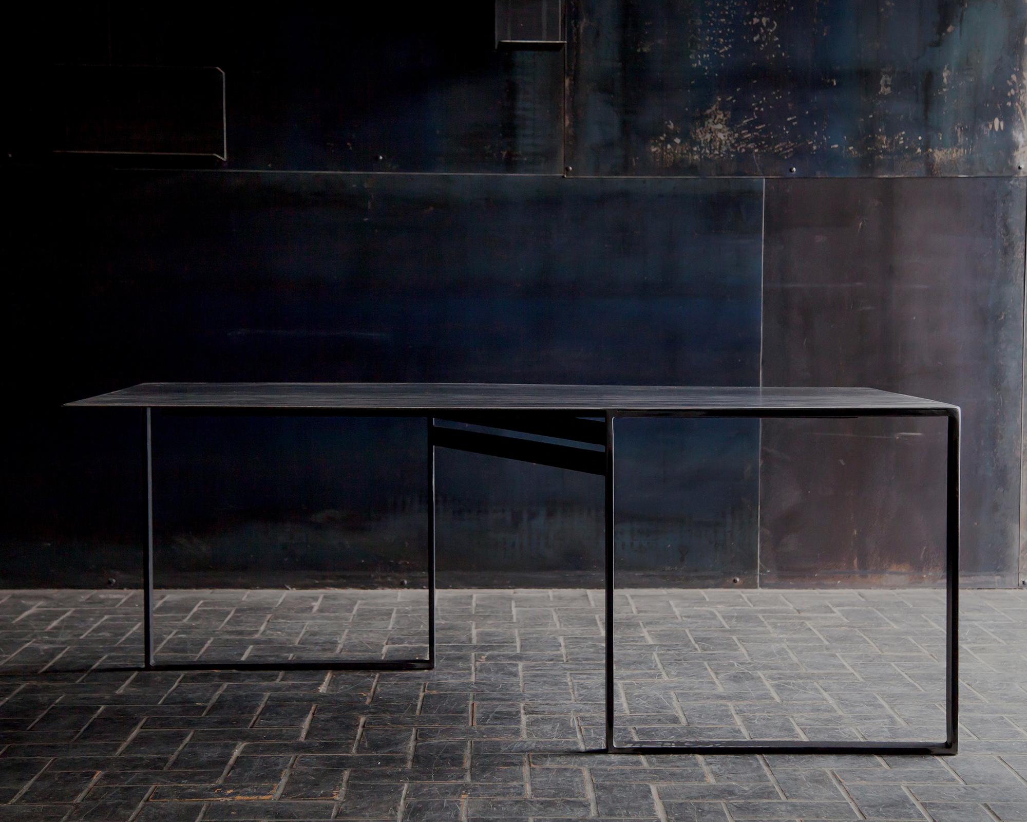 Dining table shift in handcrafted
steel, in dark finish. French manufactured.
   