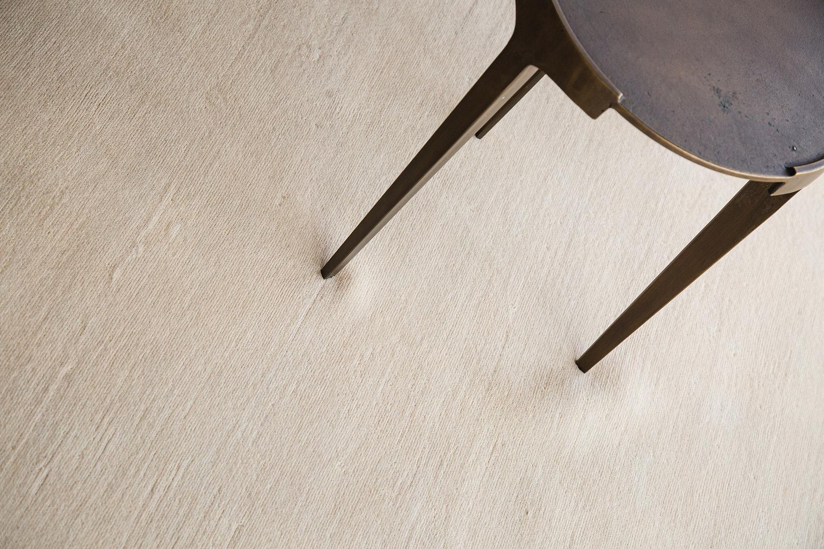 Tessuto a mano in seta e lana, questo pezzo è elegante e minimale con un inaspettato bordo asimmetrico. I dettagli in rilievo si muovono intorno al bordo e le morbide tonalità neutre della terra creano un fascino senza tempo. 




Tappeto