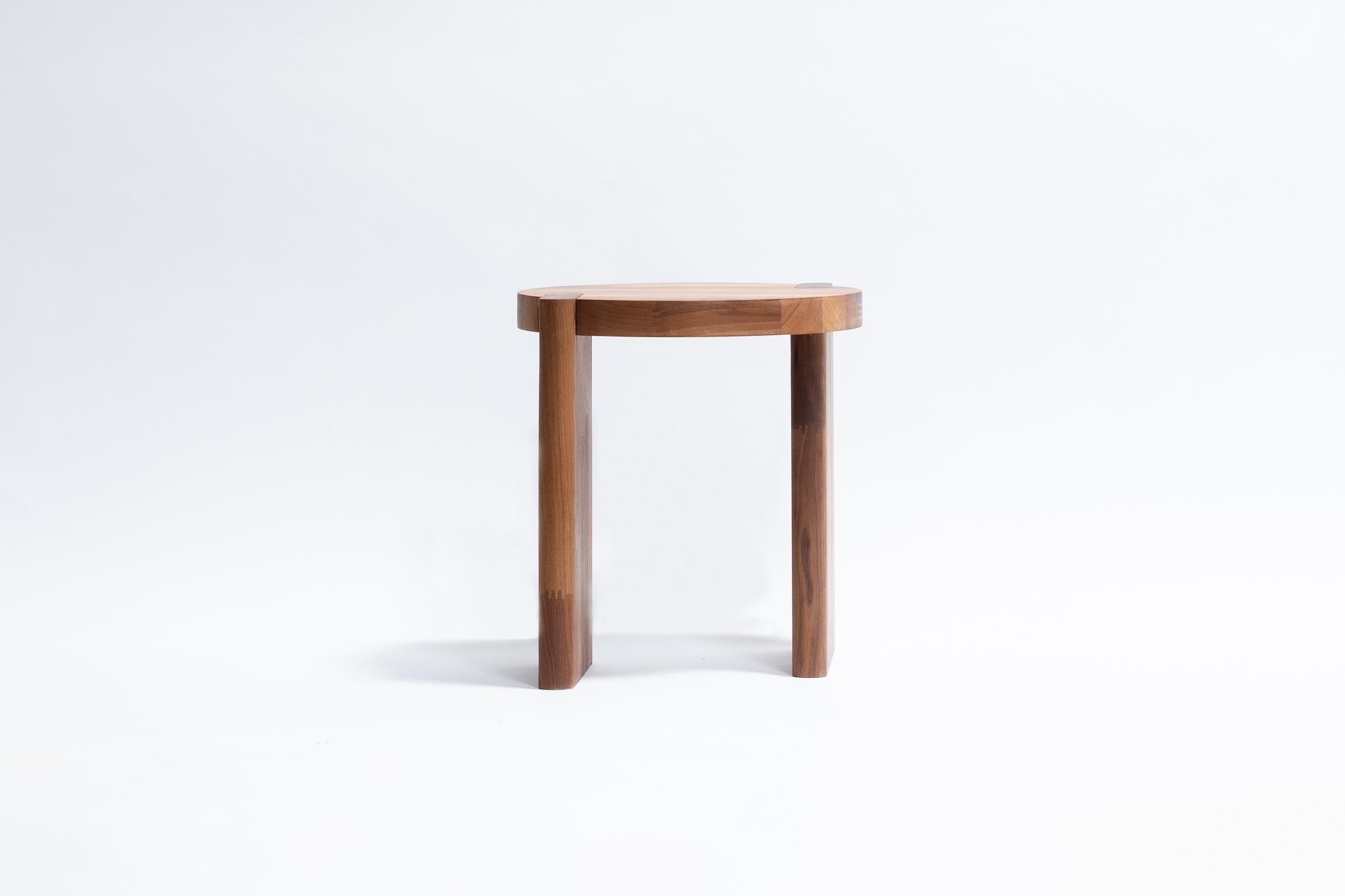 Le tabouret Shift Stool est entièrement fabriqué à partir d'une seule chute provenant des déchets de post-production dans la fabrication des cuisines.

Le matériau est constitué de panneaux aboutés de 40 mm en noyer, chêne ou hêtre massif.

Les