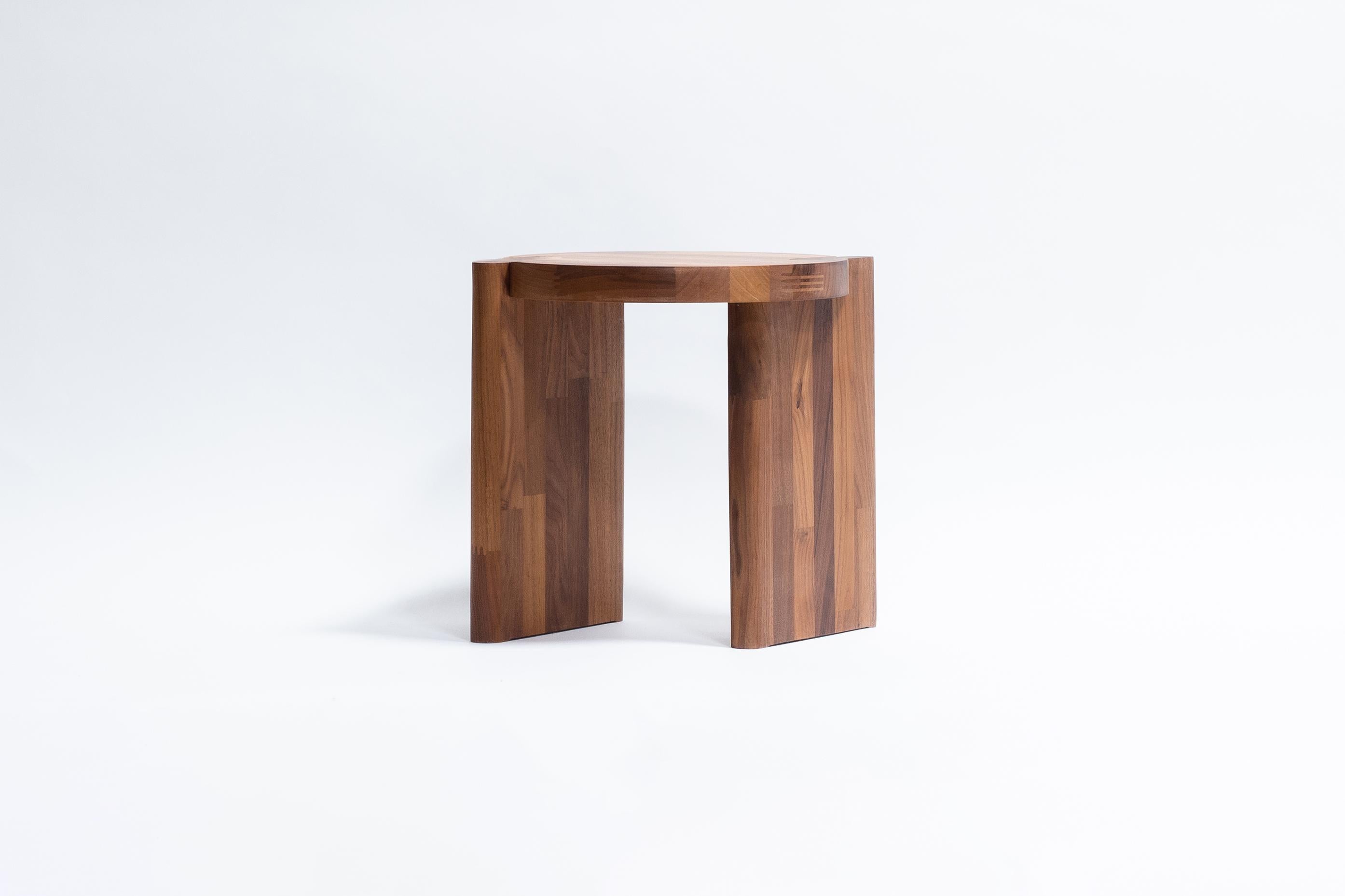 Minimaliste Tabouret Shift, noyer massif tabouret design minimaliste et moderne par Studio Yann Gandon en vente