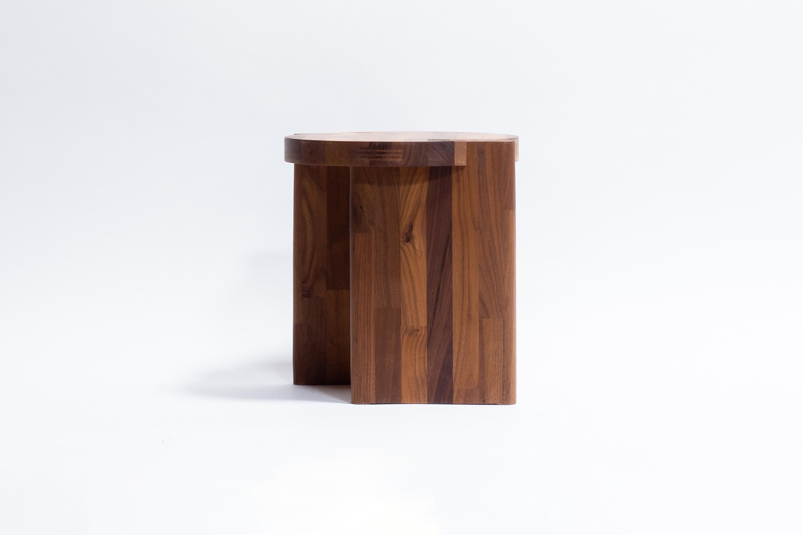 Fait main Tabouret Shift, noyer massif tabouret design minimaliste et moderne par Studio Yann Gandon en vente
