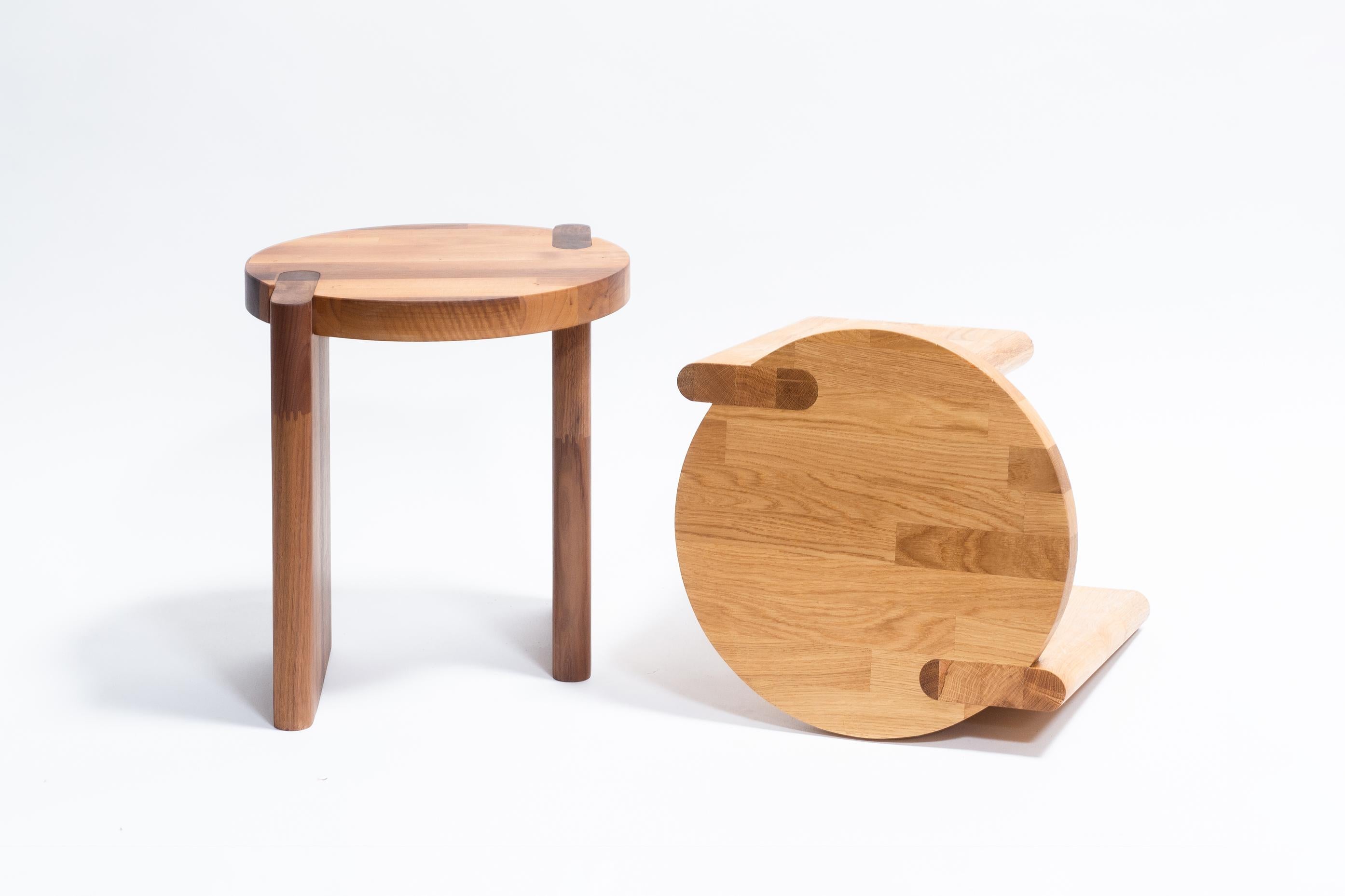 XXIe siècle et contemporain Tabouret Shift, noyer massif tabouret design minimaliste et moderne par Studio Yann Gandon en vente