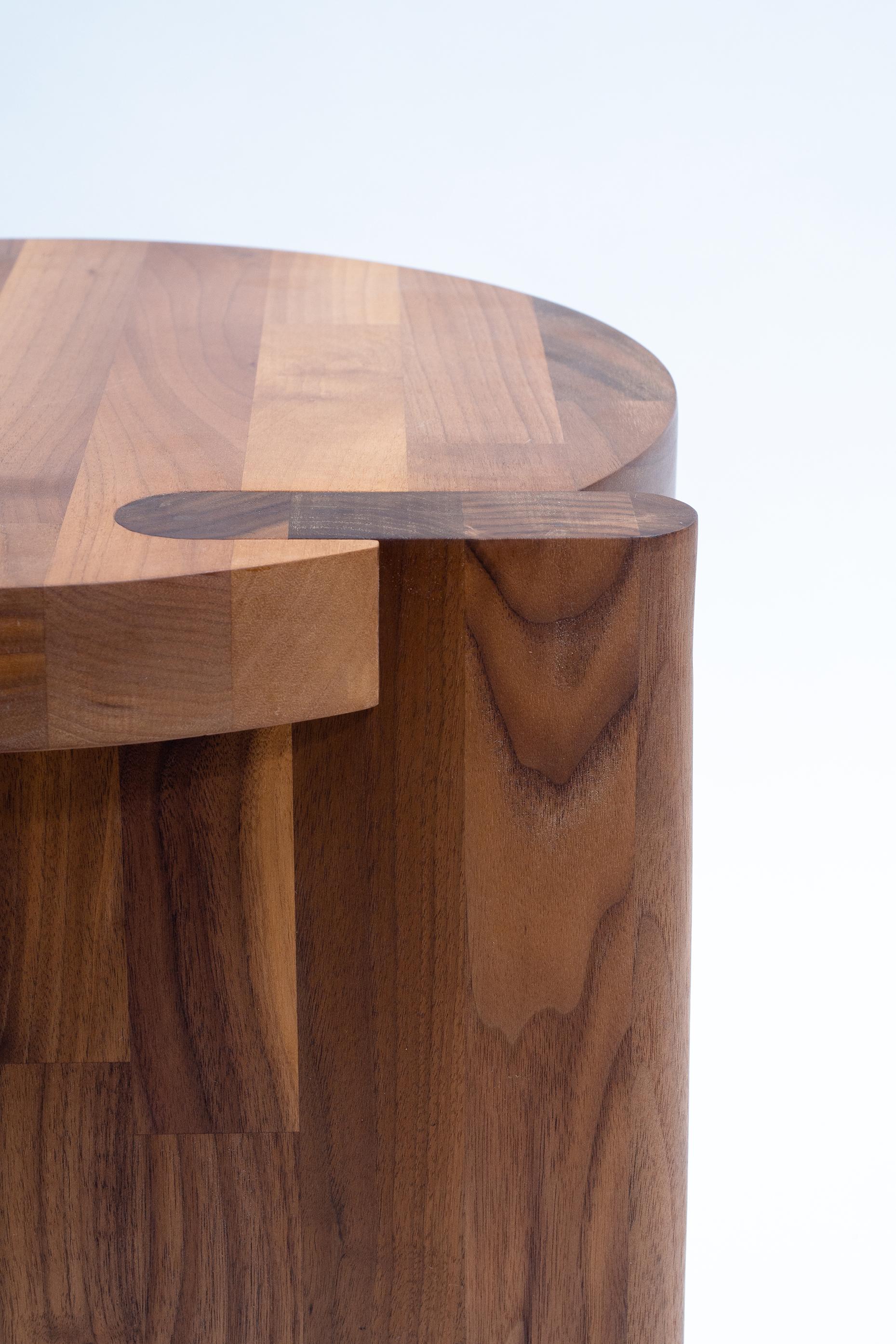 Chêne Tabouret Shift, noyer massif tabouret design minimaliste et moderne par Studio Yann Gandon en vente