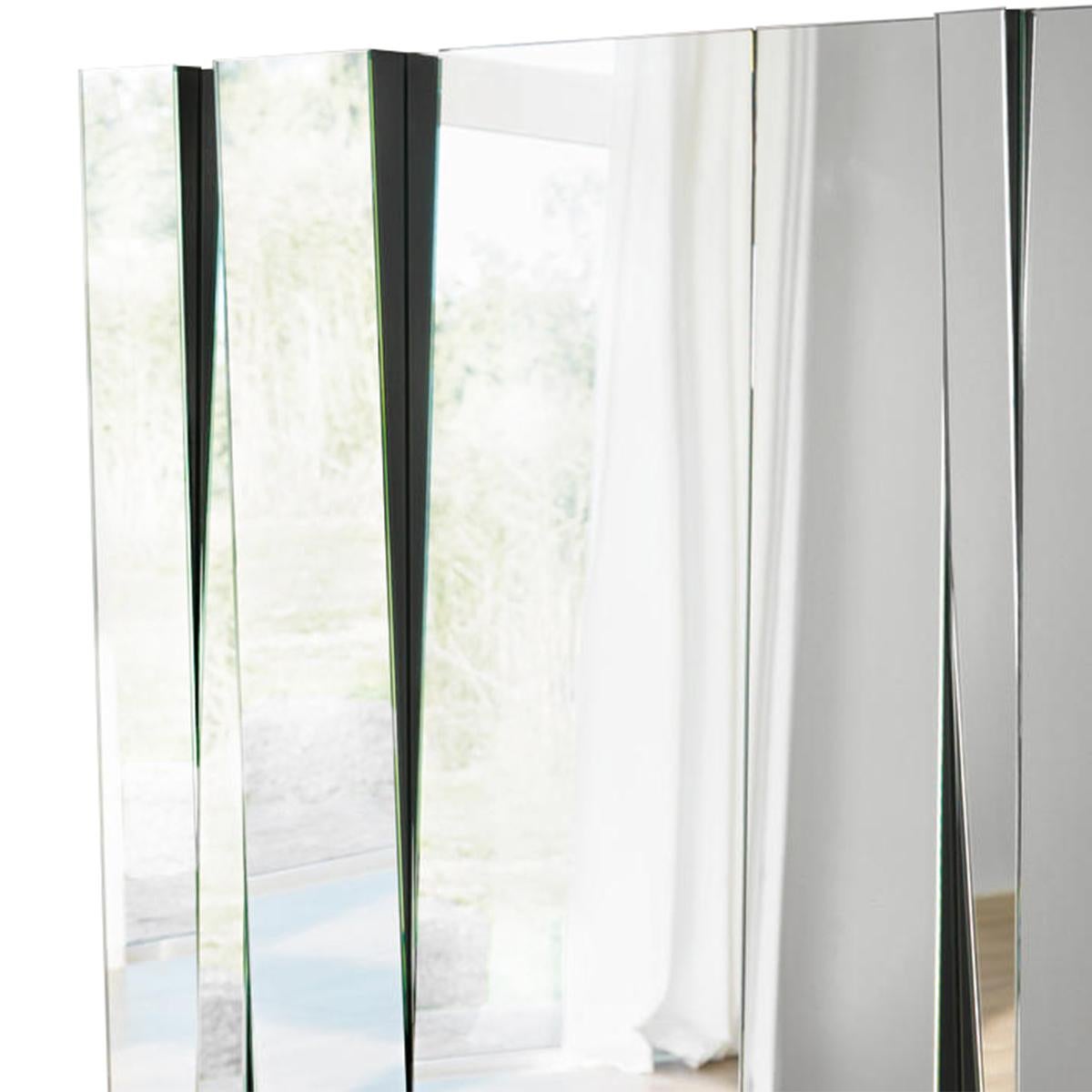 Mirror shifted glass with inclined and modular
glass mirrors. With black painted back metal
structure. With 4 modular panels.
 