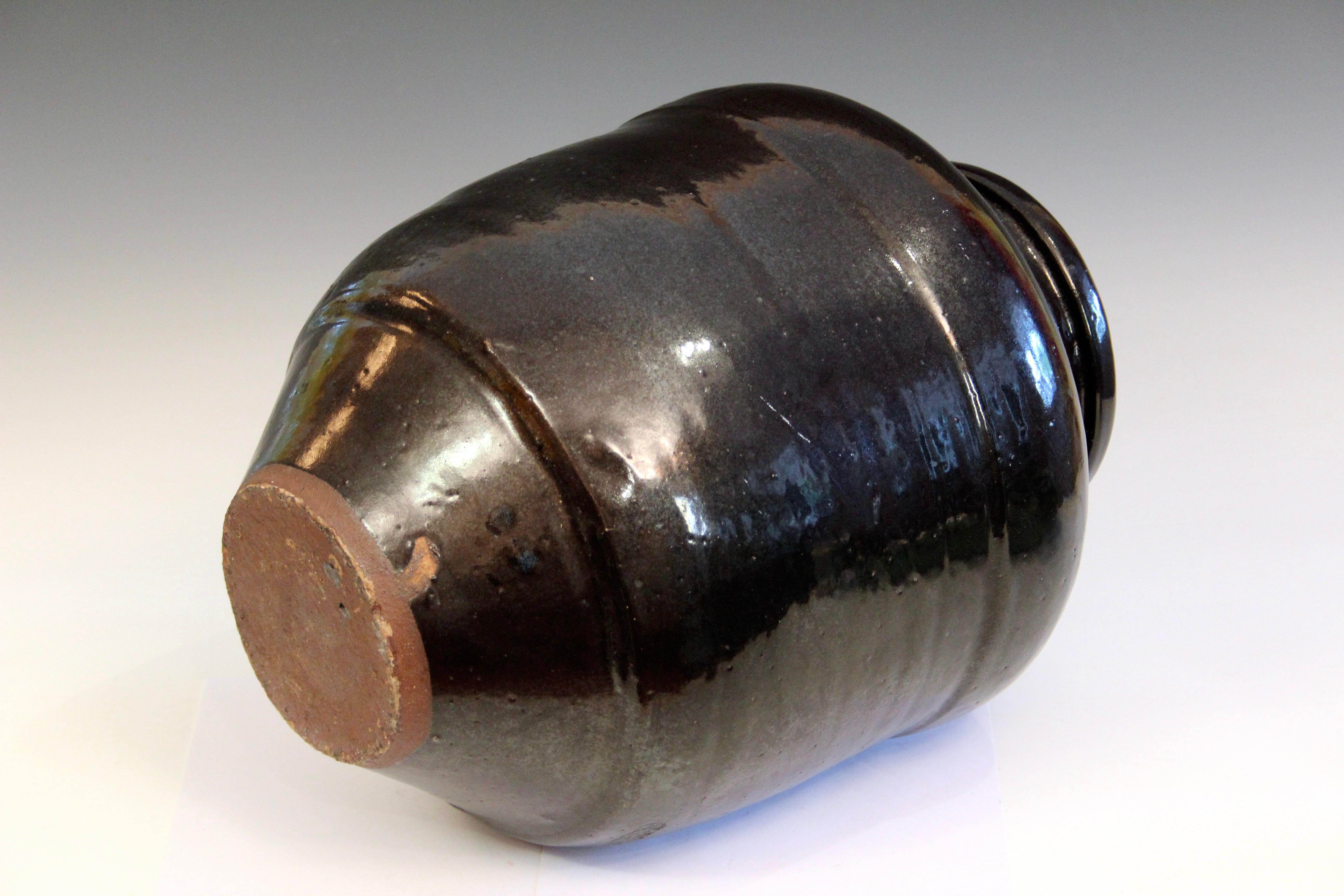 Shigaraki Jar Tsubo Vase Pottery Mingei Japanese Wabi Sabi Metallic Black Zen In Good Condition For Sale In Wilton, CT