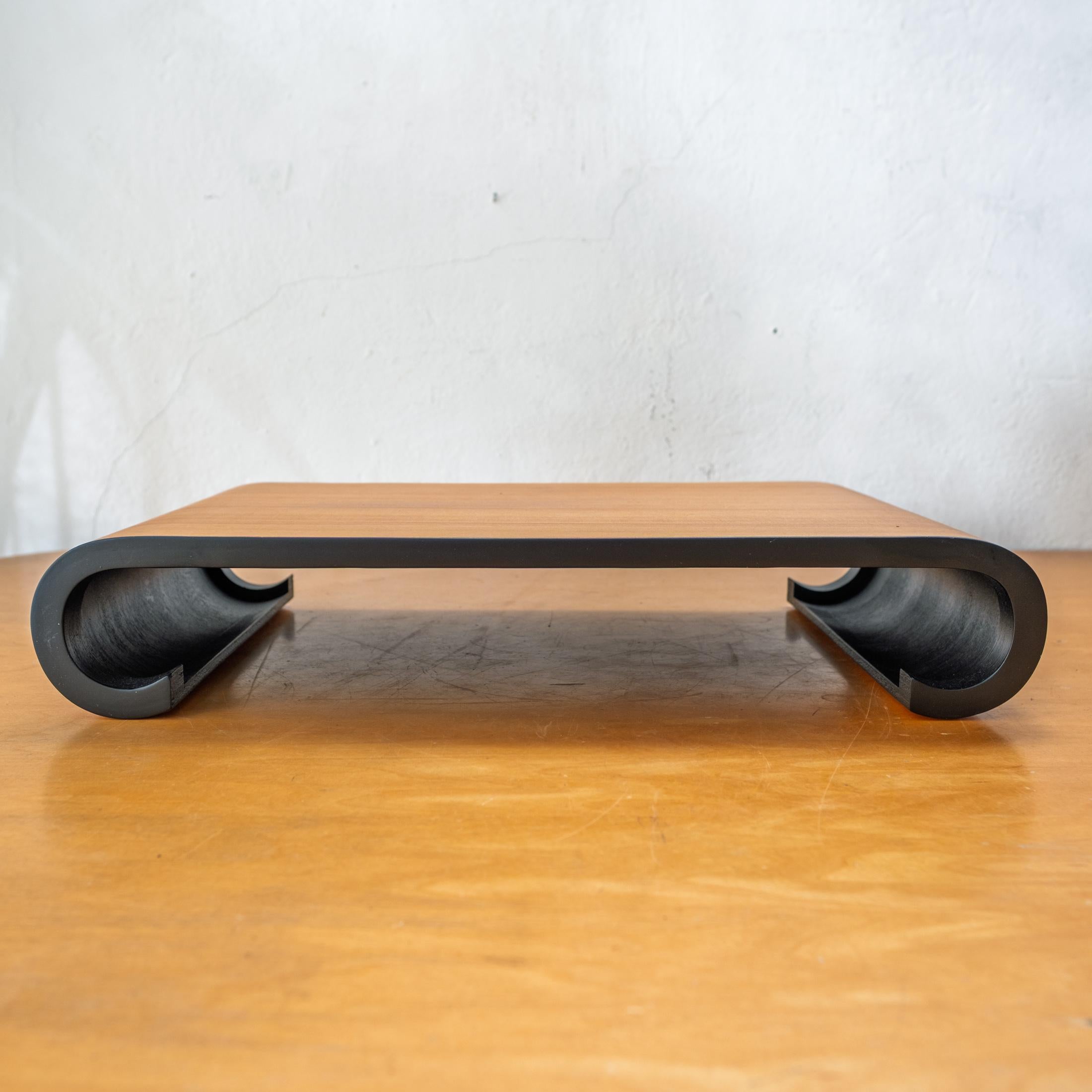 Ciotola da esposizione in legno curvato di metà secolo dell'artista giapponese Aomine Shigemichi (nato nel 1916) per il National Craft Council of Japan. Finemente lavorato e firmato sul fondo. 1960s. 