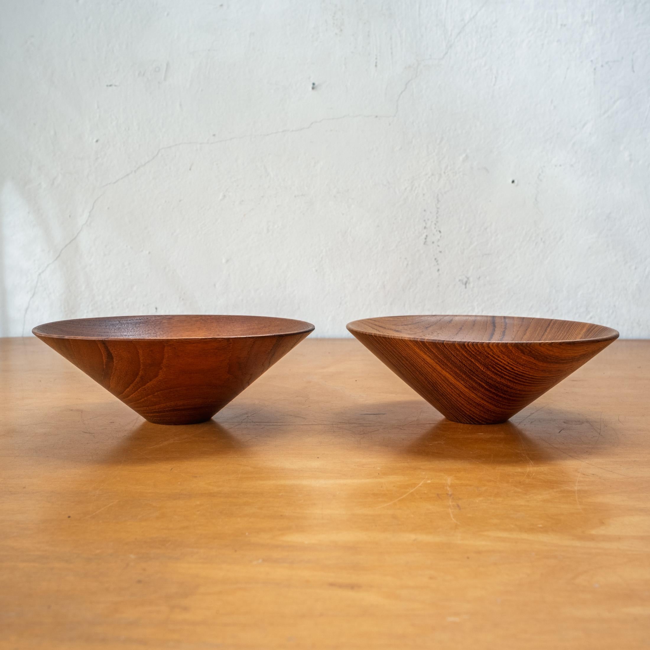 Ciotole in legno tornito della metà del secolo scorso realizzate dall'artista giapponese Aomine Shigemichi (nato nel 1916) per il National Craft Council of Japan. 1960s.