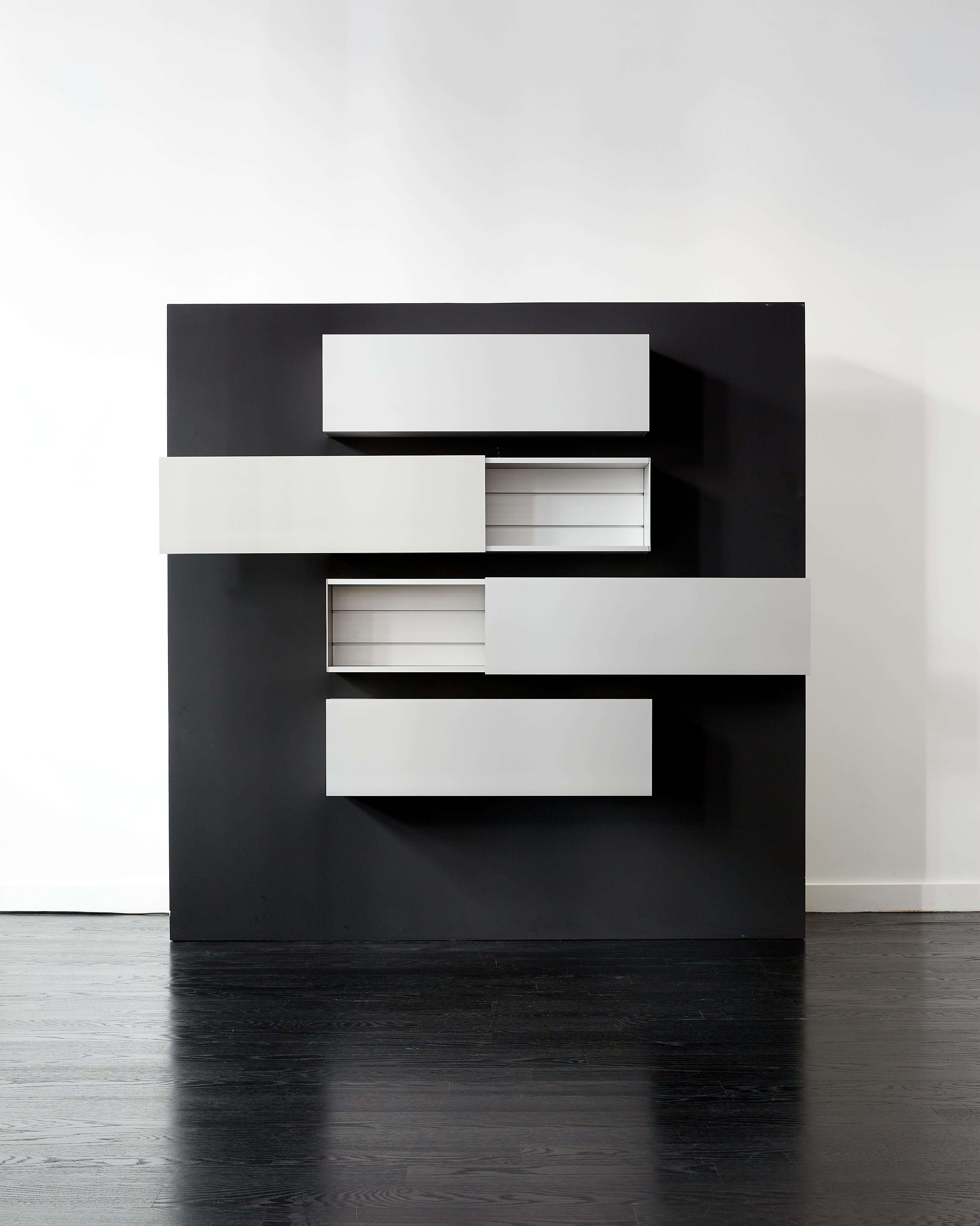Shigeru Uchida Armarios murales flotantes de aluminio con puertas correderas en venta 10