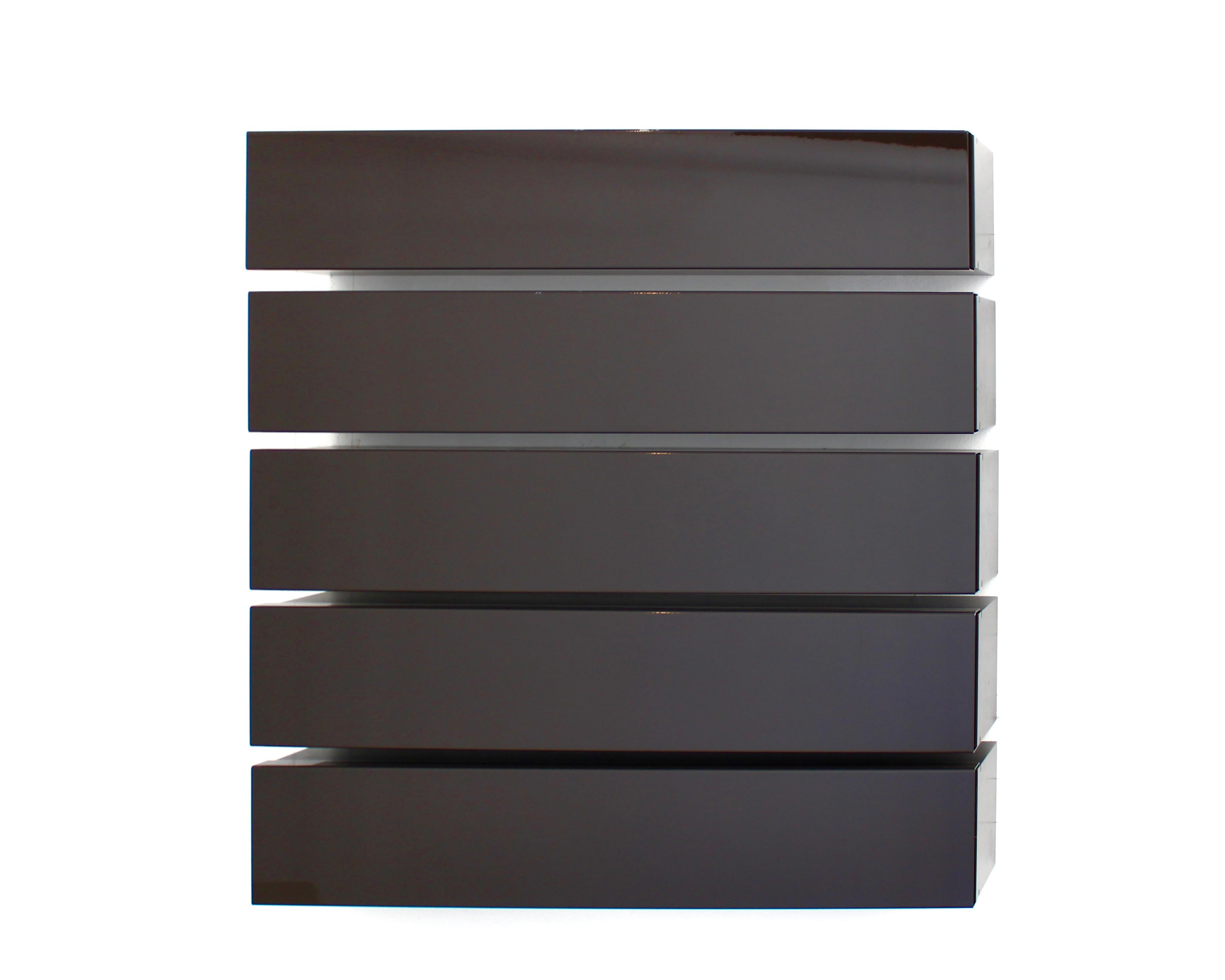 5 armadi a muro progettati da Shigeru Uchida per Pastoe, Utrect Holland circa 2000. Acciaio laccato marrone cioccolato.
Nato nel 1943, Uchida si è diplomato alla Scuola di Design/One nel 1966, diventandone poi il direttore. Fondò gli Studi 80