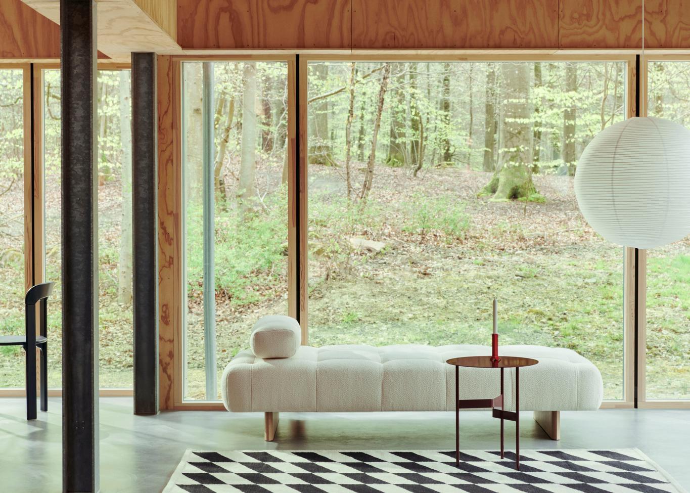 Conçue par Jonas Trampedach, la table basse Shim est une table basse polyvalente en acier dotée d'un design à trois pieds. 
Les pieds de la table présentent une construction unique, coupée et pliée, qui crée une expression à la fois simple et