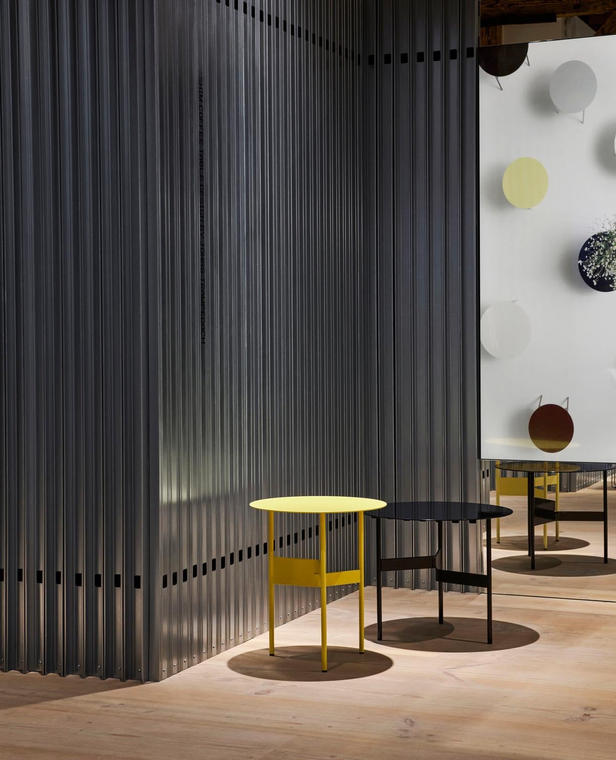 Conçue par Jonas Trampedach, la table basse Shim est une table basse polyvalente en acier dotée d'un design à trois pieds. 
Les pieds de la table présentent une construction unique, coupée et pliée, qui crée une expression à la fois simple et