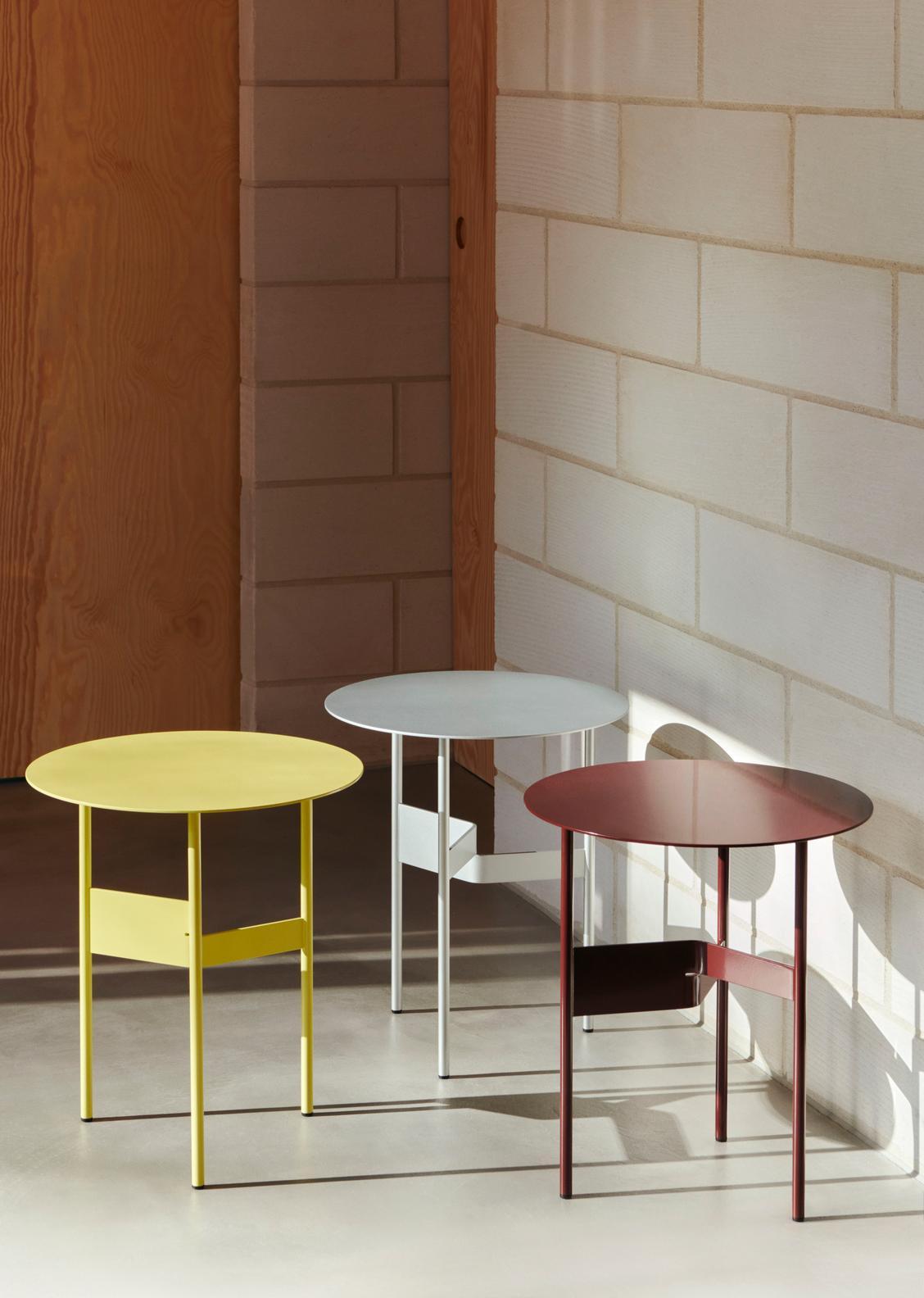 Conçue par Jonas Trampedach, la table basse Shim est une table basse polyvalente en acier dotée d'un design à trois pieds. 
Les pieds de la table présentent une construction unique, coupée et pliée, qui crée une expression à la fois simple et