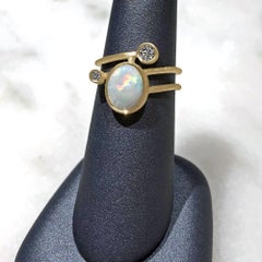 Fiery Oval Australian Opal Anillo de oro con tres piedras y diamantes blancos, Shimell & Madden