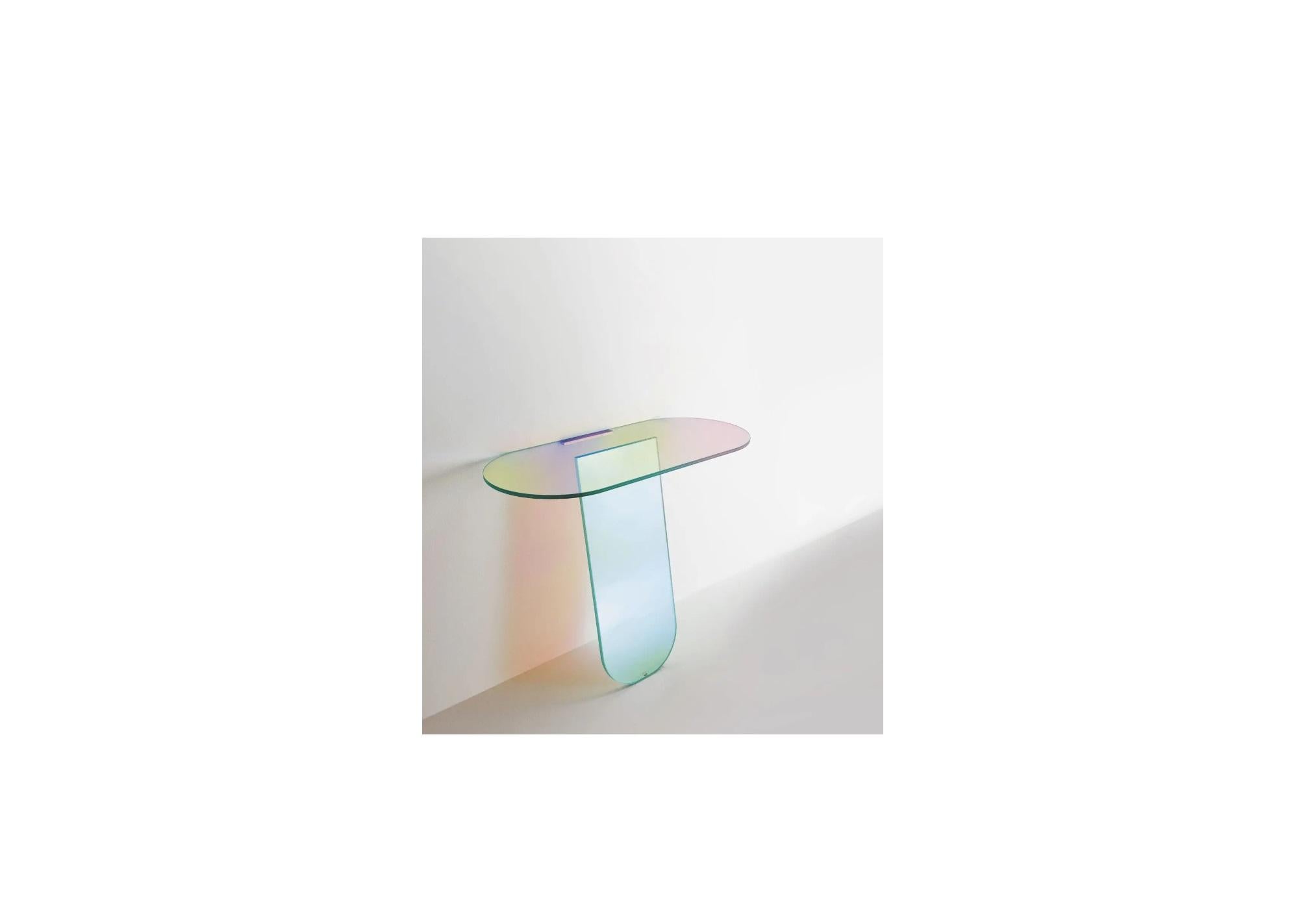 In laminated and glued glass, characterized by a special iridescent multichromatic finish; the nuance varies according to the angle of the light source and the vantage point. Reflected objects with a magical and ethereal appearance