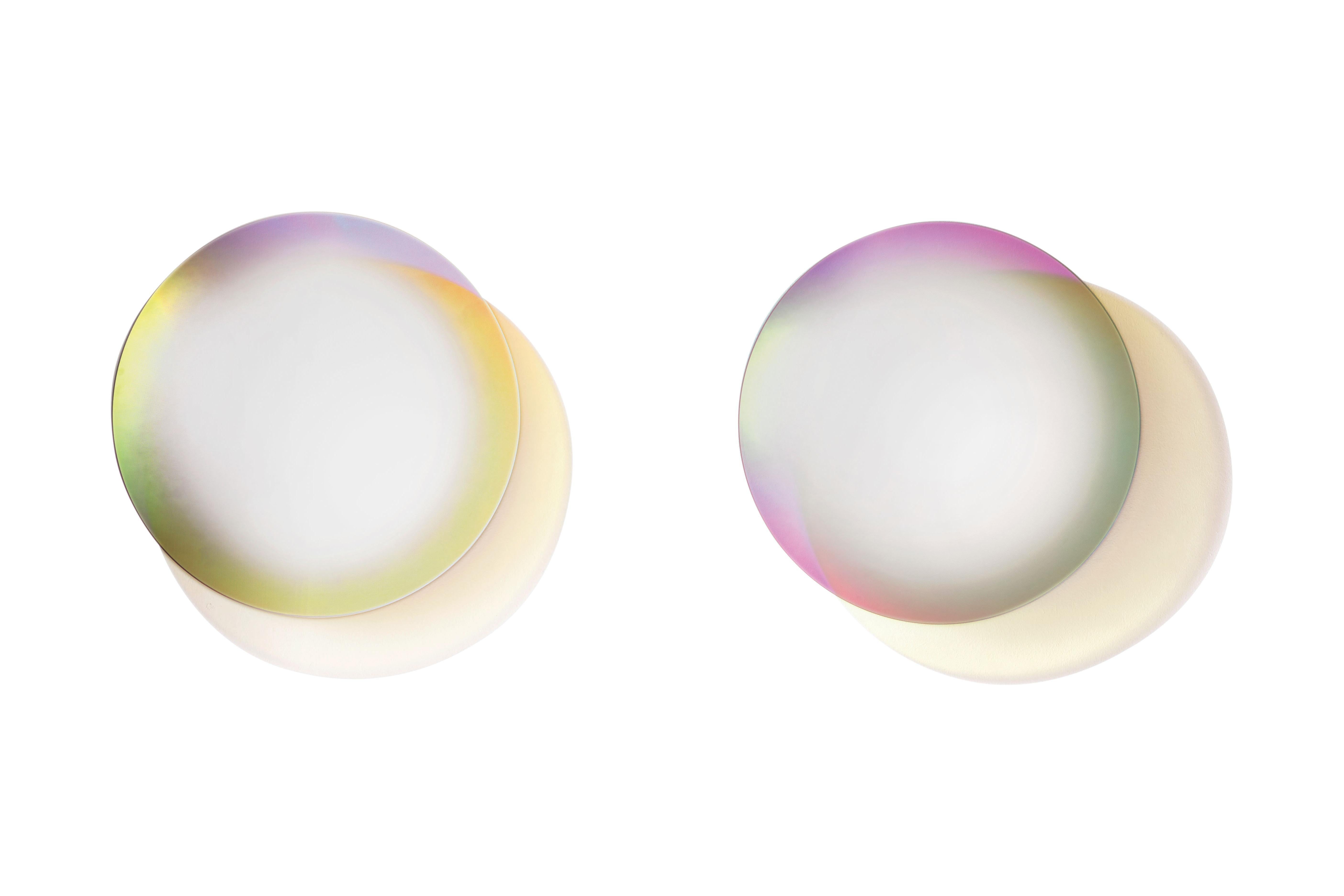 Le miroir Shimmer Specchi est présenté ici dans le verre extra clair. Une série de miroirs en verre extralight. Réalisé avec des techniques de traitement raffinées, un mélange d'argenture dégradée et la magnifique finition irisée multichromatique,