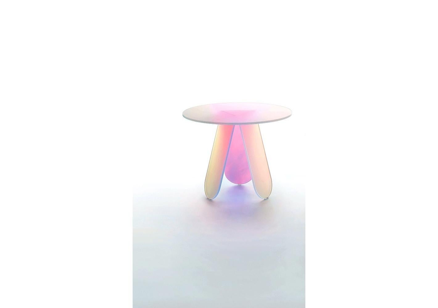 Prodotto in Italia.

Tavolino rotondo in vetro stratificato e incollato, caratterizzato da una speciale finitura multicromatica iridescente; la sfumatura varia a seconda dell'angolo della fonte di luce e del punto di osservazione. Emergono oggetti