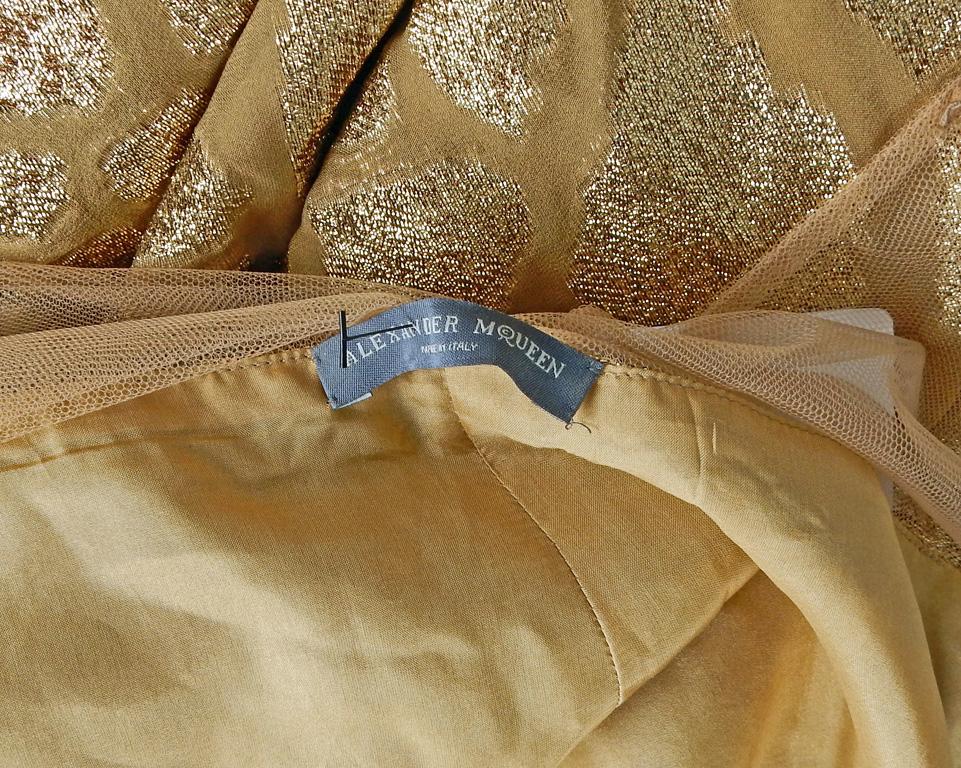 Alexander McQueen - Robe de soirée chatoyante ornée de bijoux dorés en vente 4