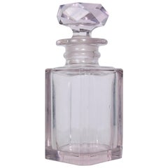 Flacon de parfum en verre taillé rose pâle scintillant avec bouchon à facettes style Baccarat