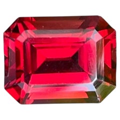 Scintillante granato rosso di rodolite da 3,35 carati con taglio smeraldo dal Madagascar