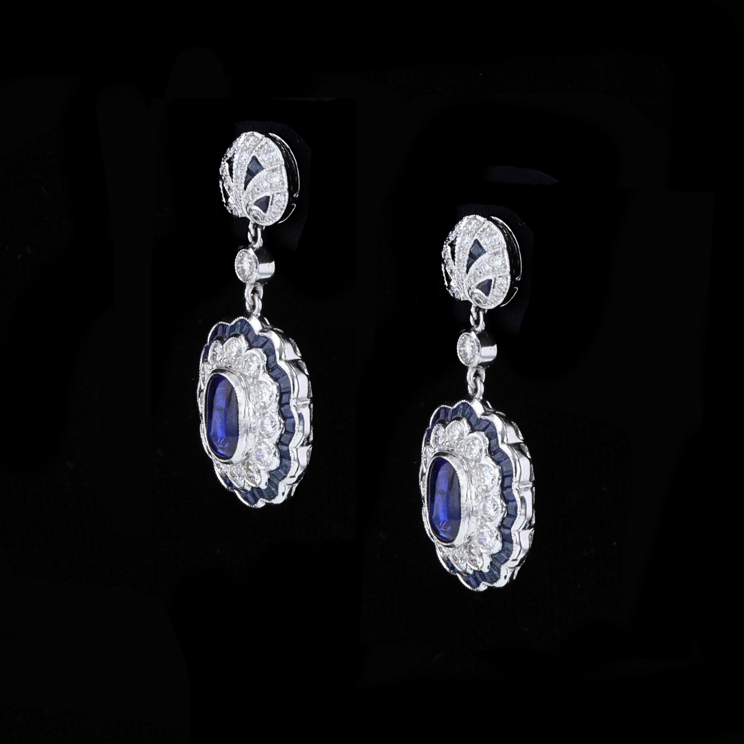 Los pendientes llevan preciosos zafiros talla pan de azúcar que pesan aproximadamente 3,17 ct. Los zafiros están acentuados por brillantes diamantes de talla redonda que pesan aproximadamente 2.33 ct. El color de estos diamantes es G-H con claridad