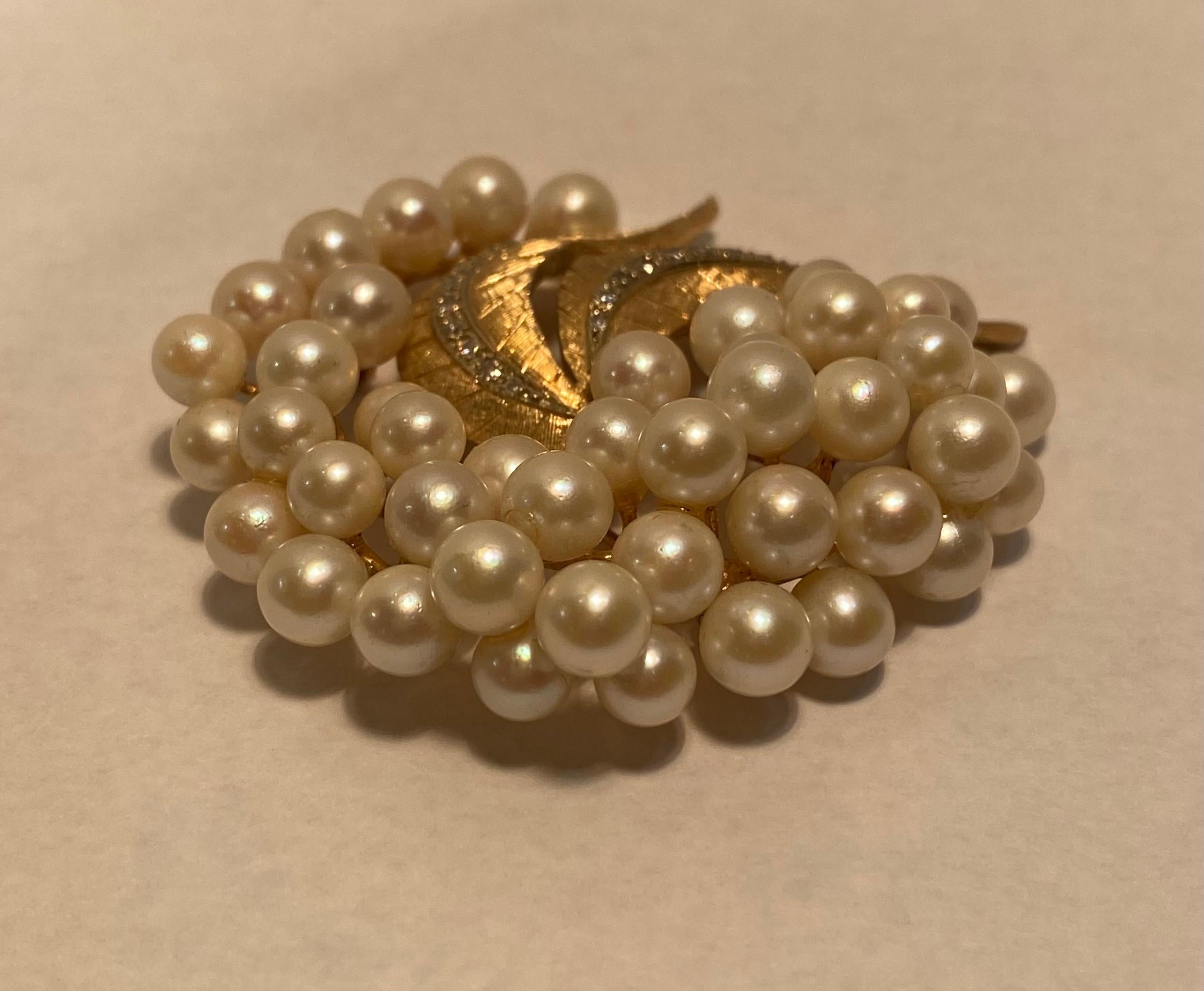 Schimmerndes Spray aus Perlen, Blättern und Diamanten 14 Karat Gelbgold Brosche Pin Damen im Angebot